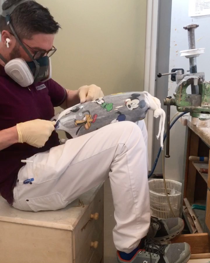 Überlaminieren im @kcrs.prosthesis - style 😃
*
Ich wollte es mal wie Alba machen. Ohne Gipsplombe. War völlig neu für mich, aber hat auf Anhieb tadellos funktioniert.
(Hier wurde ein Testschaft überlaminiert, damit für die nächsten 6 Monate alles stabil ist.
Wenn ihr Fragen dazu habt: wie immer gerne. Am besten gleich unten in den Kommentaren - dann haben alle was davon.
•
🇬🇧overlaminating of a checksocket. This was my first attempt without a plaster seal. It was great. Thx to Alba and her video about that. I wouldn’t dare to try it without that video 😃
•
•
#prothese #handwerk #prosthesis #laminieren #harz #resin #socket #schaft #derbesteberufserwelt