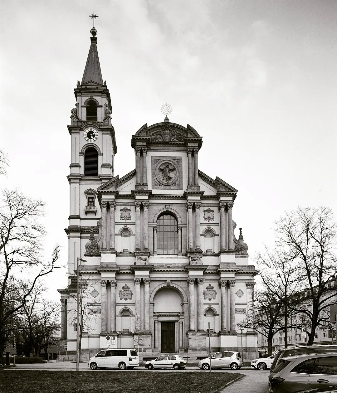 St. Margaret
.
.
.
.
#grossformat #largeformat #largeformatphotography #chamonix #chamonixcamera #chamonixc45h1 #ilfordfp4 #ilford #rodinal #rodinaldeveloper #ishootfilm #idevelopfilm #schneidersuperangulon90mmf8 #schneidersuperangulon #münchen #munich #sendling #linhof #architecture #architektur #4x5 #fineart_photobw #fineart #fineartphotography #fineartprints #itsnotdoneuntilitsprinted #print #cansoninfinity #cansonarches88