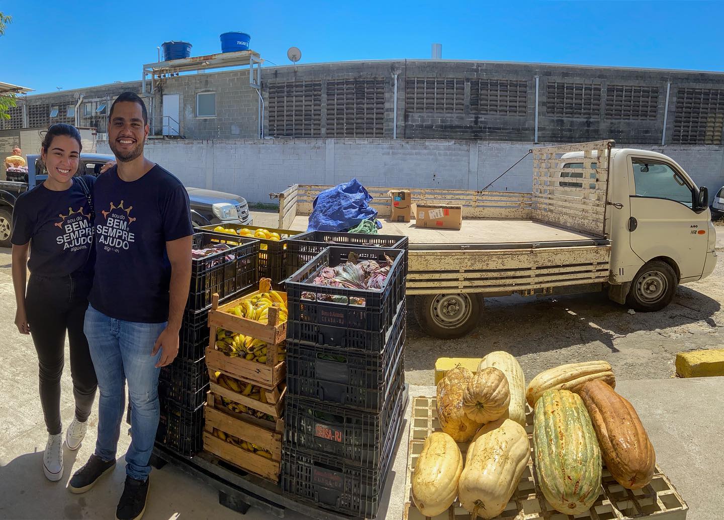 Quinta-feira e um #tbt da nossa última ação social, do Ceasa para a Comunidade do Uga-uga, em Ramos 🤗
Lembrando que a venda da Rifa para Páscoa Solidária está a todo vapor 💨
Arrasta pro lado ➡️
Se puder, ajude 💙
R$ 20,00 = 01 número/nome
Prêmio = Perfume Invictus 100ml
Sorteio = 10/04/2022
Ação social 🐰🍫 = 17/04/2022
Compartilhe essa ideia 💡🔁
Pix: CNPJ 38.329.104/0001-17