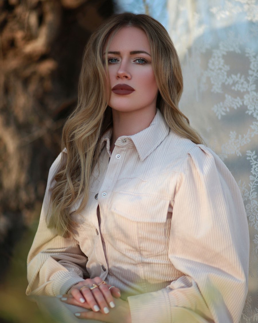 Beautiful @jani_isa, danke für den schönen Abend. 🤍
#portrait #glow #photographer #karlsruhe #shooting #ootd #vogue #canon #influencer #julianapaulosphotographybeauty