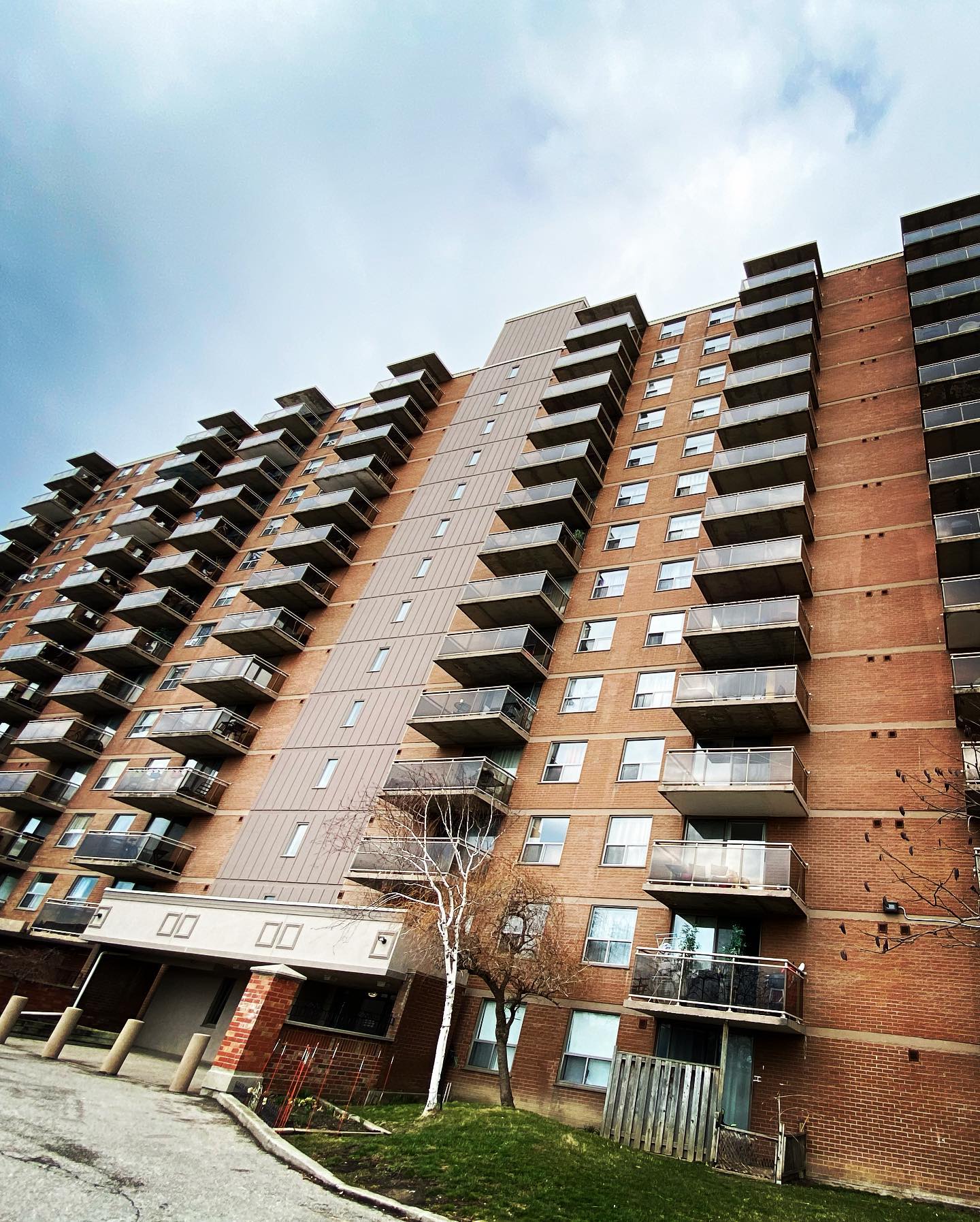 Rental building hallway painting completed in Mississauga. Much better than the green colour they had previously.
Swipe➡️
➡️14 Floors
➡️all hallways
➡️all doors
.
.
.
.
.
.
#painting #toronto #dulux #benjaminmoore #plaster #mudding #paintlife #renovation #decor #decoration #colorisedecor.