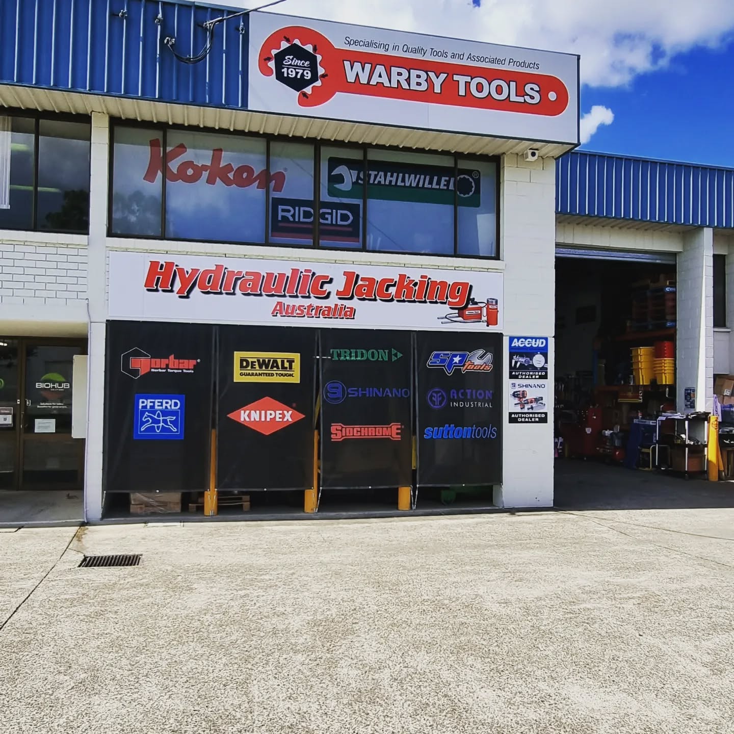 More new signage for the great people at Warby Tools, banner mesh installed to help with the afternoon sun in the office, upstairs on the glass is a 2way vision product, installed in reverse, go see Justin and his crew, for high quality tools, he sells tools that last. #warbytools #rocklea #tools #tradequalified #hcsigns #banner #fencemesh #bannerprinting #2wayvision