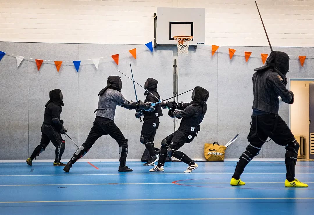 Monday! Thrusting headlong into the week 😁
Have a great time, everyone! ⚔️❤️
Want to know more about #HistoricalEuropeanMartialArts and historical #swordfighting in #Groningen and #Zwolle ? Follow us, and check out our website for free trial classes!
Meer weten over historisch zwaardvechten in Groningen en Zwolle? Volg ons, en check onze website voor gratis proeflessen!
#historischekrijgskunsten #HistoricalEuropeanMartialArts #HEMA #longsword #langzwaard #zwaardvechten #martialarts #training #fitdutchies #Grunn #Swolla #ergaatnietsbovengroningen #hanzestadzwolle #lichtenauer #ringeck
📸: @maurice.booij