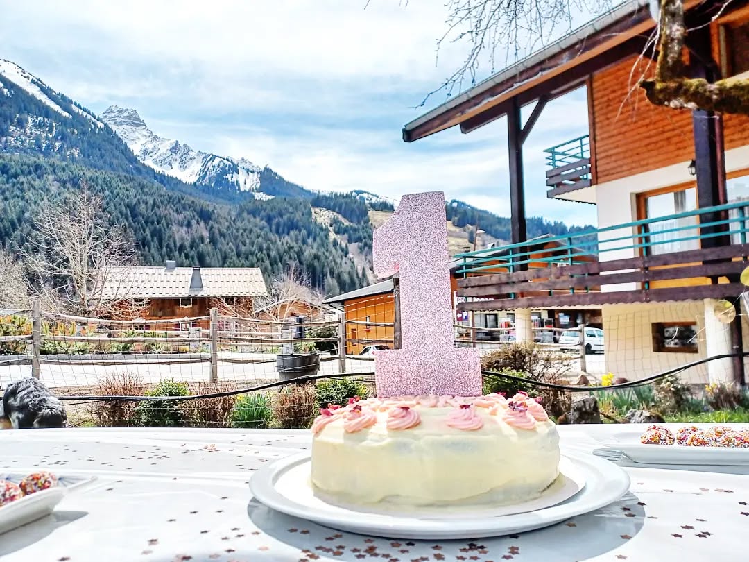 Happy Birthday to Sienna !!
×Chocolate Cake with Vanilla white chocolate ganache and rose chocolate buttercream swirls 🥰🎂🧁
×Charcuterie & Local cheese platter
×Mini cheddar & herb quiches
×Mozzarella & Tomato canapés 🍅
×Owl themed fruit & veggi platters 🥕🍍🍓🍇🥭🍊
#partytime #chefadomicile #happy birthday