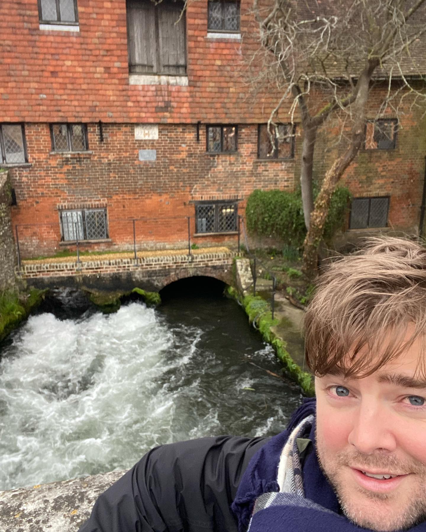 On a recent trip to Winchester I visited the Winchester City Mill.
It’s a great spot for a quick pause on a walking tour of the town.
The Mill has been milling flour for a thousand years specifically for the folk of the city not the monks around the cathedral.
The mill is built astride the river Itchen so the water rushes underneath and you have to go downstairs inside to see the machinery still turning away.
They even still grind grain and sell the flour throughout the shops owned by the National Trust.
I even got to try some of the flour baked into cakes in their café.
Definitely check out the mill if you have 20 minutes down by the river.
•
•
•
Hi I’m William Harry Mitchell, a Blue Badge Tourist Guide and Historical Interpreter. I lead tours around London and all over England. Want a tour? Have a look at my website (link in bio) for some ideas and get in touch through the contact form. @whmtours
#winchester #winchestercitymill #mill #watermill #gridestone #flour #waterpower #medieval #medievaltown #history #millrace #exploring #river #riveritchen #tour #tours #tourguide #touristguide #england #bluebadgeguide