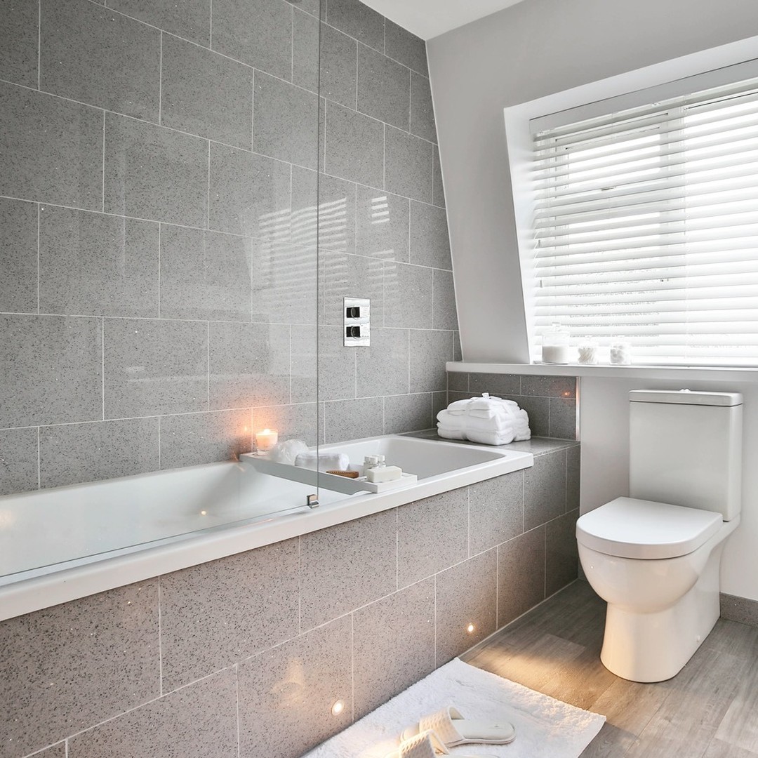 The ideal bathroom includes:
Flexible lighting that's flattering, decorative and functional.
A wonderful mix of materials that combines matt, gloss textures and creates a glamorous, opulent feel.
Mirrors - an essential object in every bathroom, both for practical reason and as a light-reflecting tool.
#lucyvictoriadesigns #interiordesign #bathroom #LVD