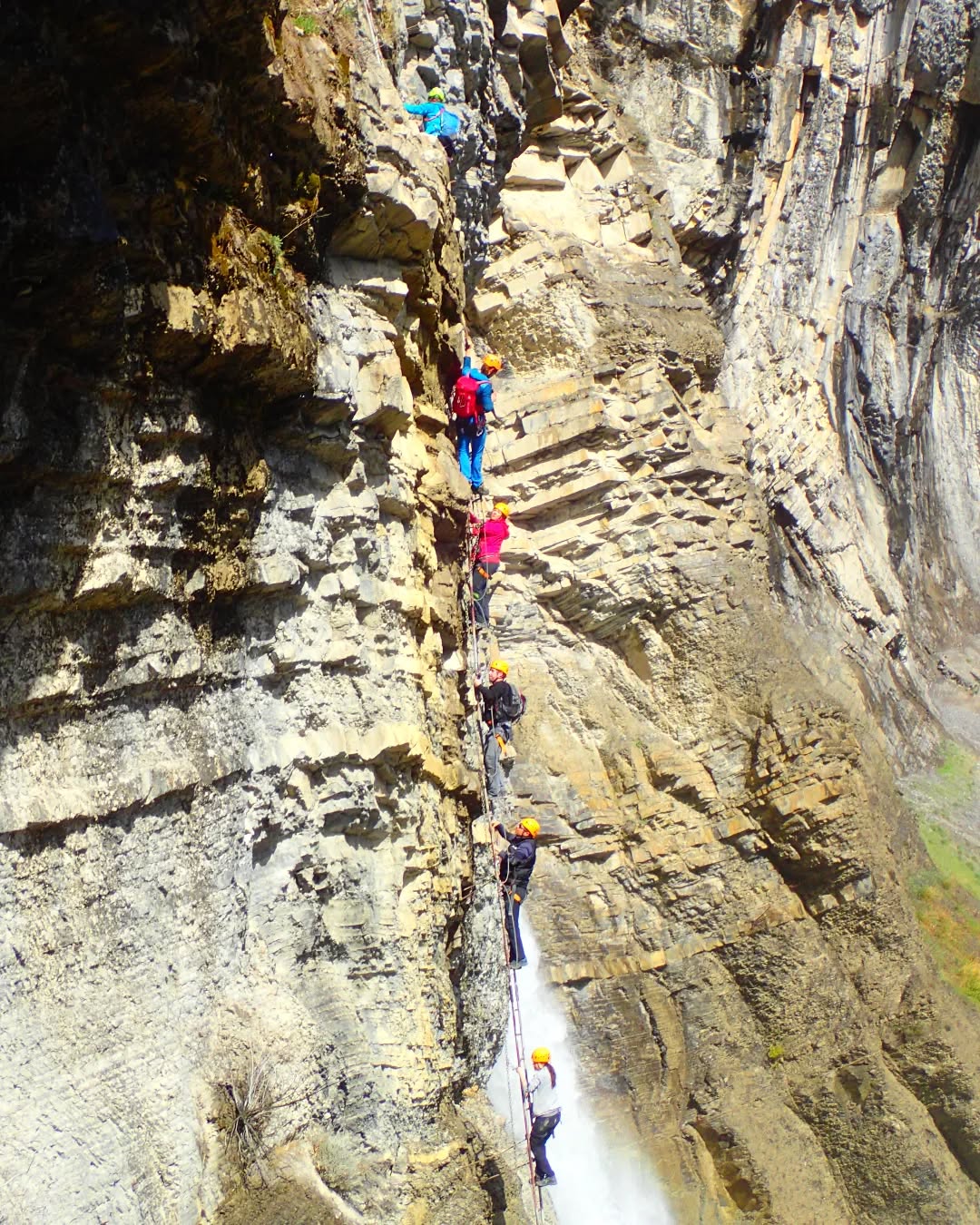 Esta semana santa con buen tiempo seguimos disfrutando en el paraíso del turismo activo en Ainsa: Vías ferratas, Barranquismo, Rafting, Kayak... ¡Te esperamos! 💚
.
.
.
.
¡Reservas 608 33 15 94!
.
.
.
#barranquismo #huesca #semanasanta #ordesa #ainsa #torla #boltaña #pirineos #broto #aragon