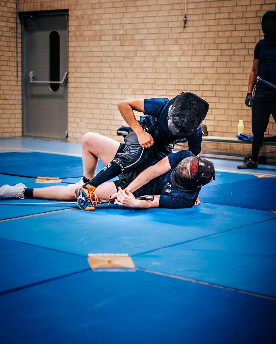 Friday's here! End of the week; hope you came out on top 😁⚔
Did you know that medieval Ringen (wrestling) was seen as the core of all fighting and fencing, at the time? The principles remain the same, regardless of the weaponry involved, and at close range long swords become a lot less useful...
Want to know more about swordsmanship and our Historical European Martial Arts training sessions in #Zwolle and #Groningen? Check our website, and follow us on Facebook and Instagram!
Meer weten over historisch zwaardvechten in Zwolle en Groningen? Bezoek onze website, en volg ons op Facebook en Instagram!
#HistoricalEuropeanMartialArts #HEMA #historical #martialarts #historicalfencing #longsword #langzwaard #training #fitdutchies #lichtenauer #liechtenauer #ringeck #hemaclub #westernmartialarts #wma #hanzestadzwolle #swolla #ergaatnietsbovengroningen #Grunn #zwaardvechten #swordfighting #historischekrijgskunsten #medieval #renaissance #middeleeuwszwaardvechten #middeleeuws #federschwert
📸: @maurice.booij