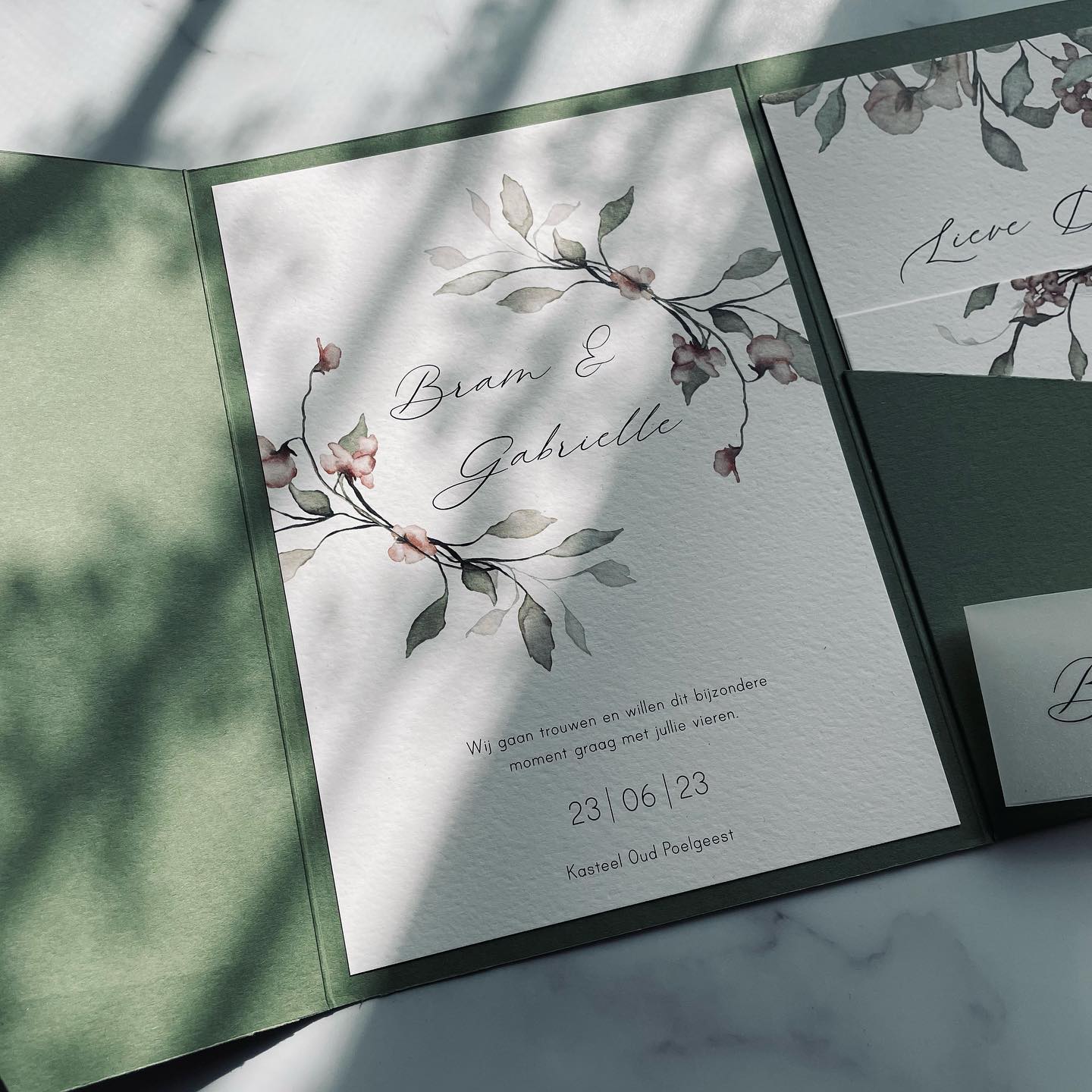 ✨ New ✨
It was long overdue as I wanted to design a series of pocketfold invitations for the longest time, but the first two are finally here and will soon be added to my website. So happy with the outcome 😍
#trouwkaart #trouwkaartopmaat #pocketfoldtrouwkaart #pocketfoldinvitation #floralweddinginvitation #stationery #weddingstationery
