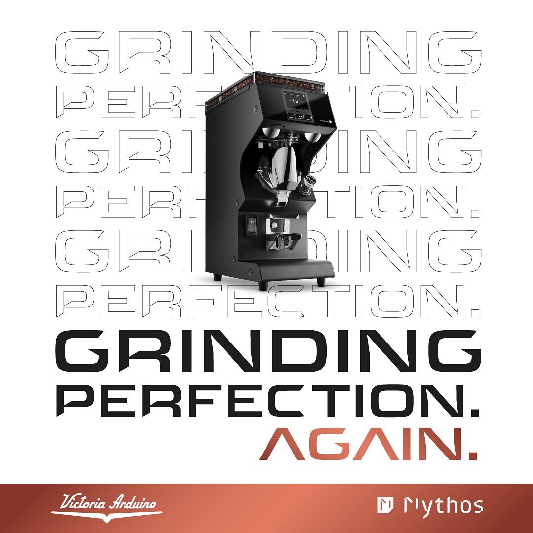 Nu är MYTHOS tillbaka, lite förfinad, lite bättre. Finns med våg för oss alla som inte kan gå tillbaka till hur det var innan. Nu med dubbla fläktar, samma fina precision i malningsinställningen och väldigt lätthanterlig touchdisplay 👍👍👍👍