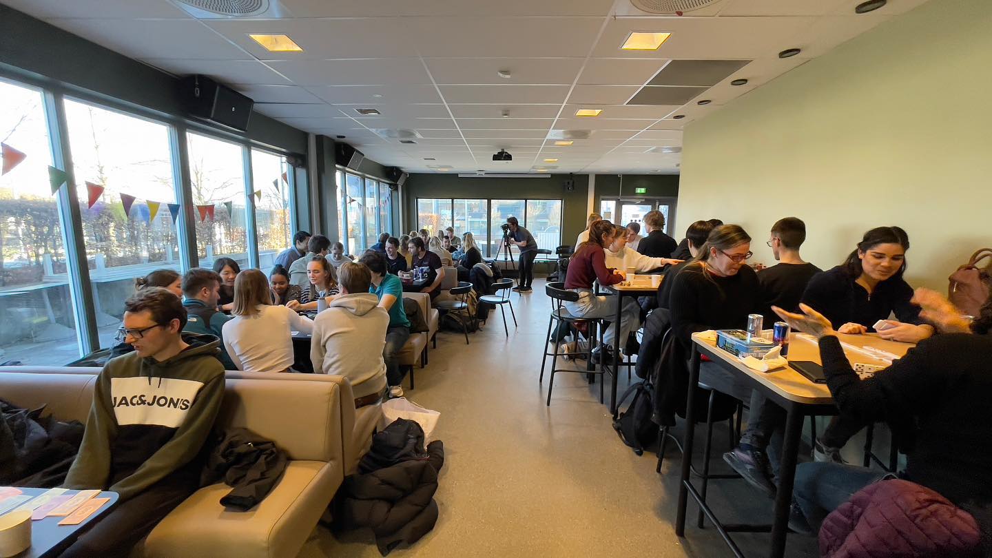 Takk for sist, og velkommen igjen i morgen (onsdag 20.04.22) i kantinen i Arne Rettedals hus kl. 17:00! Dere må gjerne ta med egne spill om dere ønsker! 🎲