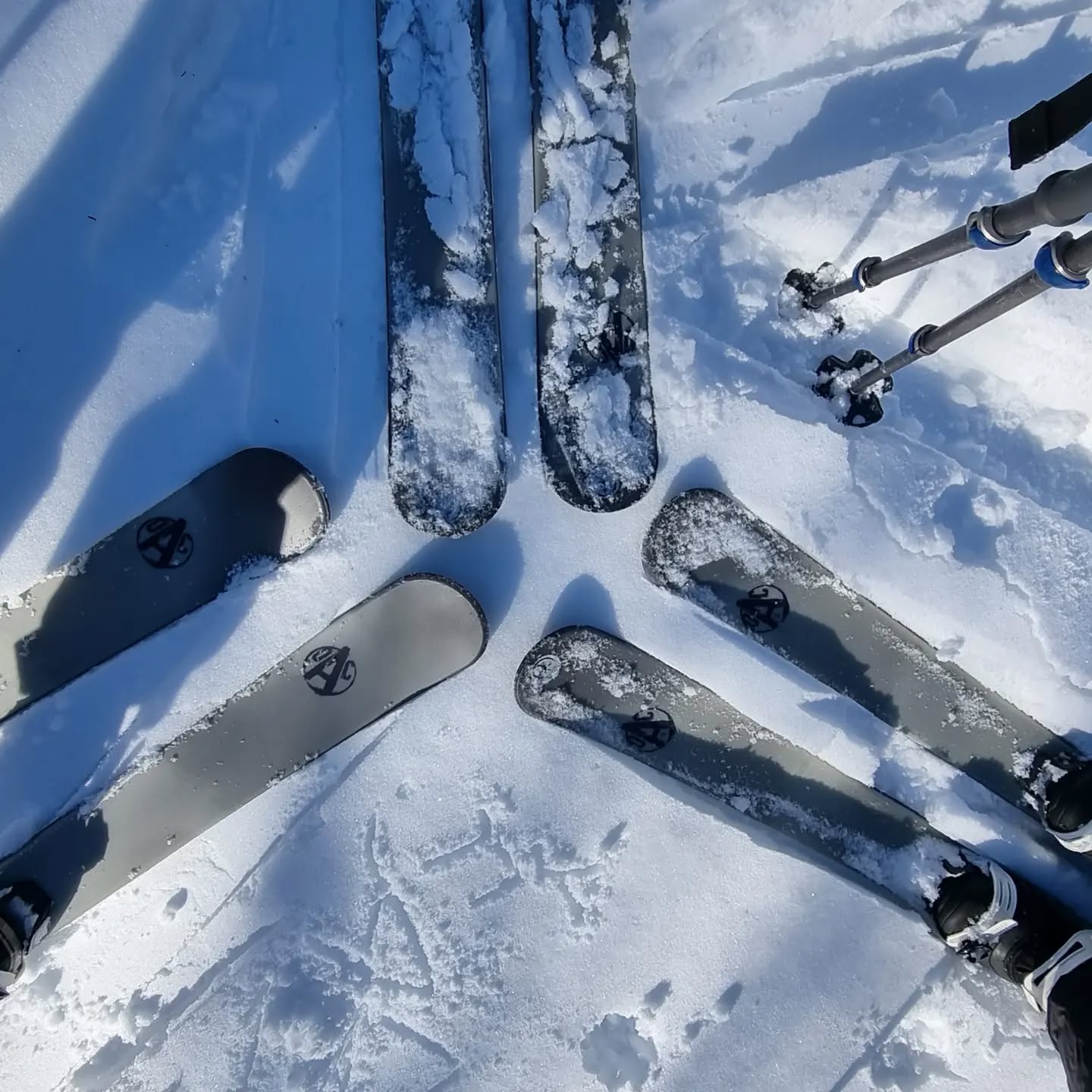 Lumi hupenee kevätauringossa, mutta vielä sitä riittää hiihtely- ja lumikenkäretkiin. Liikkeelle kannattaa lähteä auringonnousun aikoihin, jotta lumi jaksaa kantaa koko reissun ajan. Bonuksena upeat auringonnousut!
The snow decreases in the spring sun, but it is still enough for skiing and snowshoeing. Set off at sunrise so that the snow is crispy enough to carry you throughout the trip. As a bonus, great sunrises!
#snow #springwinter #finnishnature #skinbasedskis #snowshoeing #lapland #Finland