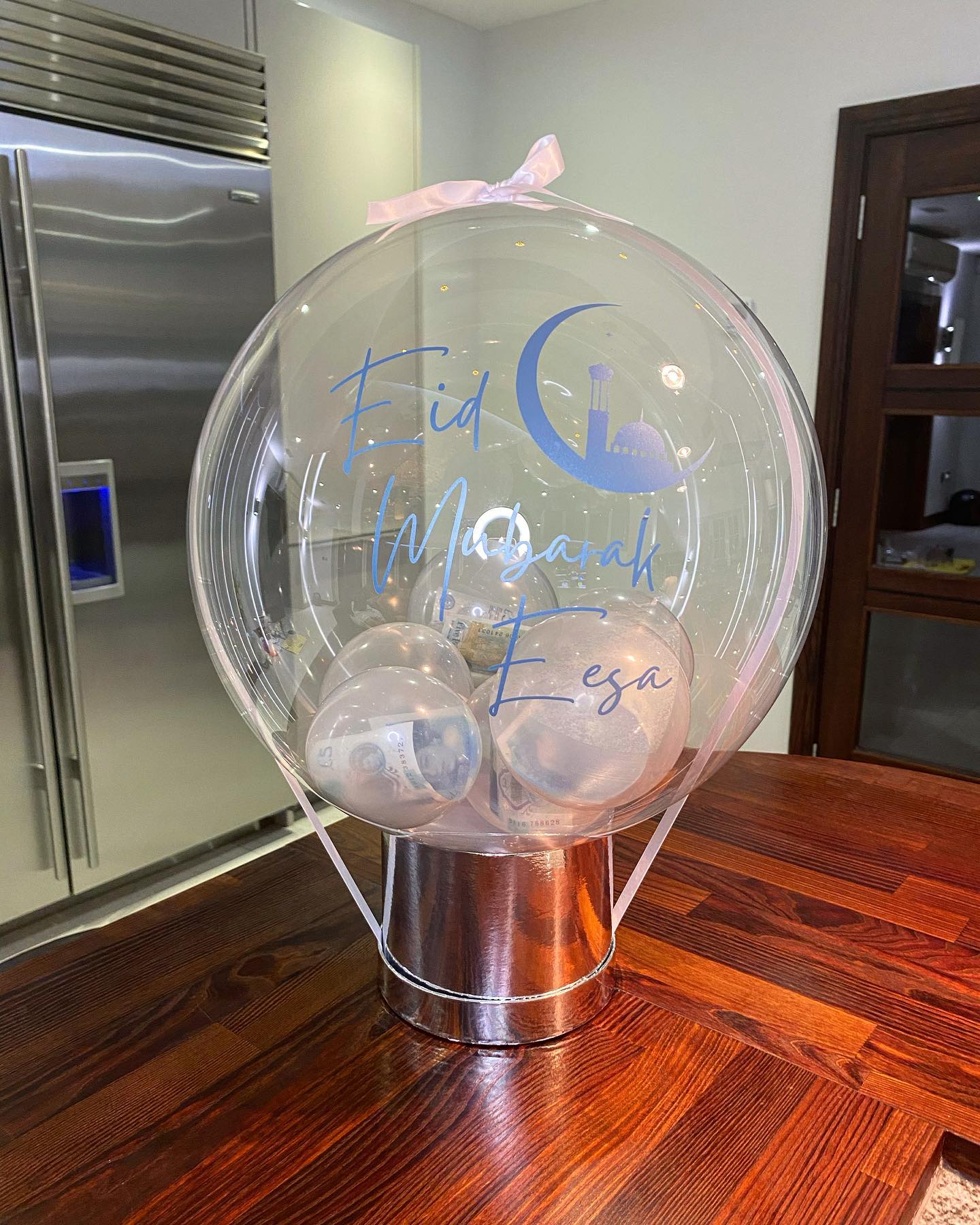 Order our money bouquets in time for Eid! The perfect way to give your Eidi this year✨ Any amount can be put inside our poppable balloons 💰🎈DM us for choices in colours. LIMITED AVAILABILITY ON THESE so DM now to reserve your slot for Eid!
.
.
.
.
.
#eid#eidballoons#eidparty#eidpresent#eidmubarak#eid2022#ramadan#ramadan#eidi#bubbleballoon#eidbubbleballoon#balloons#eidballoons#celebration#gift#party#celebrationgift#baby#ballooninabox#present#ballooninabox#birthdaypresent#ordernow#happybirthday#celebrate#buckinghamshire#ordernow