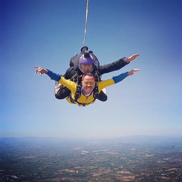 Unterbewusstsein: "Fallen ist sterben."
Oberbewusstsein: "Halt die Fresse!"
Unterbewusstsein: "Du hast dir das auf den Arm tätowieren lassen. Just saying."
Oberbewusstsein: "Halt deine Fresse!"
Unterbewusstsein: "Ich darf kurz aus deinem Buch zitieren..."
Oberbewusstsein: "Wehe!"
Unterbewusstsein: "Also: 'Fallen ist sterben. Und nein, da fehlt kein 'wie'. Fallen ist nicht wie sterben. Fallen ist sterben.'"
Oberbewusstsein: "Und jetzt?"
Unterbewusstsein: "Stirbst du. Bist bald tot. Finito. Ex und hop. Ende Gelände. Betrachtest die Radieschen von unten."
Oberbewusstsein: "Ich? Wir!"
Unterbewusstsein: "Ähm... Ich dachte..."
Oberbewusstsein: "Denken ist jetzt nicht mehr, Bruder. Finito. Ex und hop. Ende Gelände."
Unterbewusstsein: "Ähm. Moment. Warte. Du hast da ja noch was geschrieben. Hier: 'Aber hundert Prozent todbringende Wahrscheinlichkeit kann nur das Leben vorweisen. Weil Leben aber das Gegenteil von Sterben ist, kann es beim Sterben gar nicht um hundert Prozent Wahrscheinlichkeit gehen, sondern nur um eine rapide Annäherung an den Tod.' Also doch nicht finito. Vielleicht. Ich mag keine Radieschen..."
Oberbewusstsein: "Hör auf zu labern. Wir sind längst gelandet."
#skydiving #skydive #dieweltbestegeschichtevomfallen #autorenleben #autorenaufinstagram #autor #author #bookstagramgermany #travel #travelgram #sardegna #adrenalin