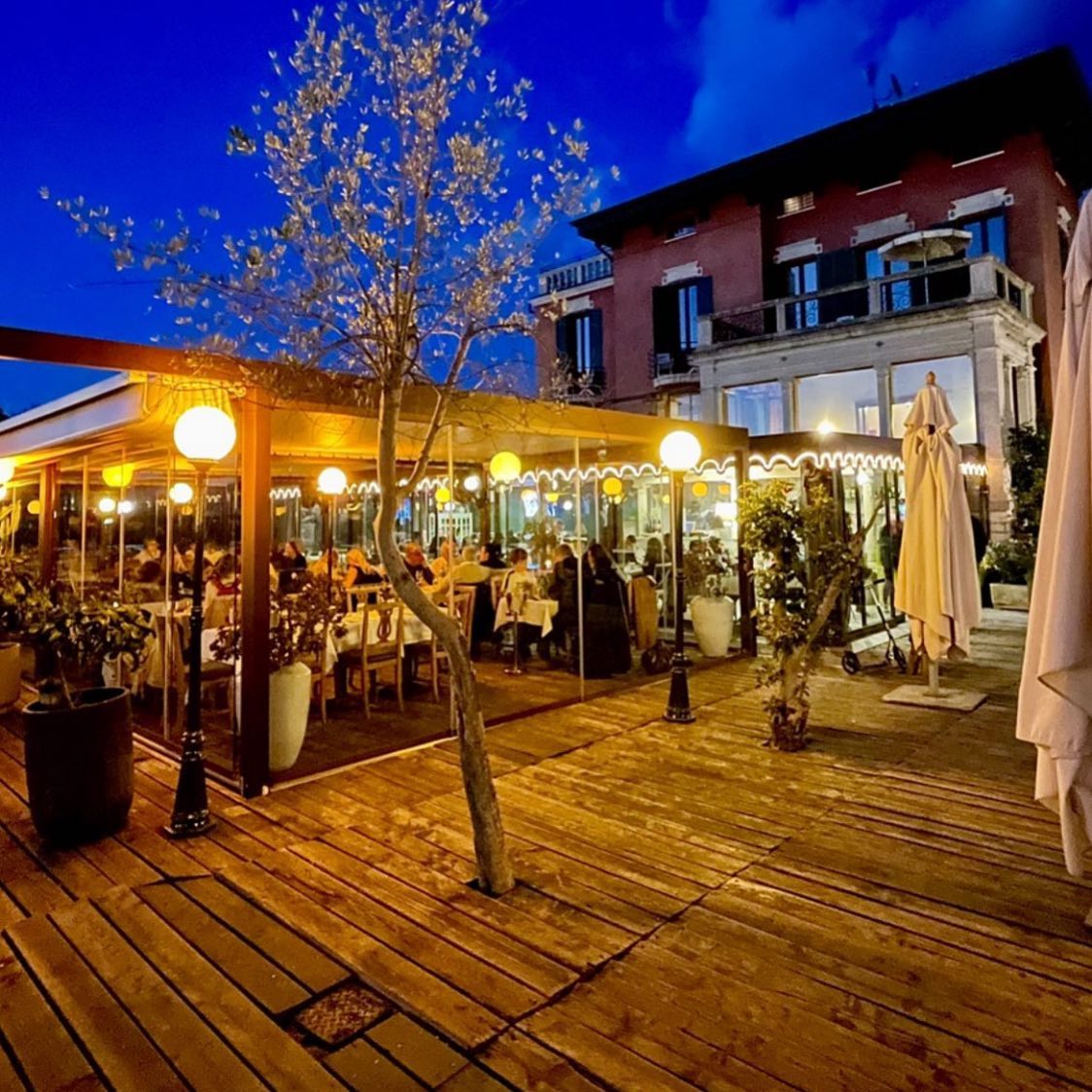 Spring nights 🌸
#villapioppi #villapioppihotel #villapioppirestaurant #villapioppipizzeria #sirmione #gardalake