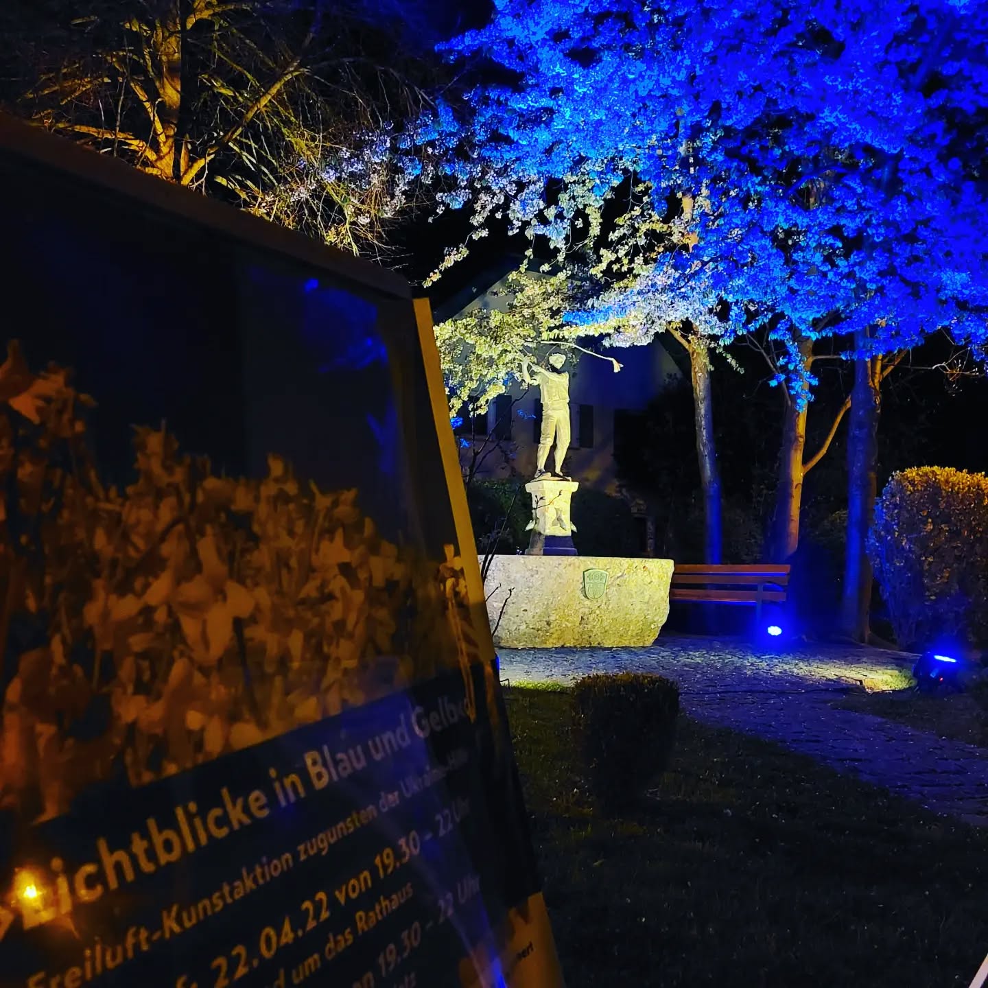 Der Krieg in der Ukraine verursacht unfassbares Leid bei allen Betroffenen. Auch die Gemeinde Saaldorf-Surheim setzt ein kleines Zeichen der Solidarität mit den Menschen in der Ukraine und veranstaltet eine Kunstaktion, bei der Spendengelder gesammelt werden.
Unser Dank gilt allen Beteiligten und Sponsoren!
@sparkassebgl
@eurim_pharm
@wieningerbier
@schoenramer
@madropolis
Raiffeisenbank Rupertiwinkel
Die Freiluftaktion findet nochmals am Samstag, 23.04.22 in Surheim rund um den Dorfplatz von 19.30 Uhr bis 22.00 Uhr statt.
#GemeindeSaaldorfSurheim #BerchtesgadenerLand