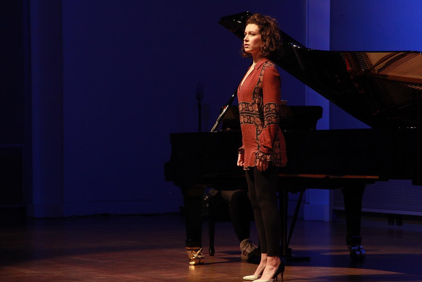 I’ve been obsessed with Libby Larsen’s song cycle “Try Me, Good King” since I discovered it as an undergrad student. Featuring the actual letters and gallows speeches of the wives of Henry VIII, it is a chilling reminder of the consequences of unlimited power. I can’t wait to share it with you all alongside the fierce @andrewjkingpiano tomorrow night as part of @merolaopera and @sfopera’s Schwabacher Recital series! Sharing the stage alongside us are two of my very dear colleagues, @annemariemacintoshsoprano and #stefanegerstrom. We’ll take you on a journey through the music of Larsen, Sibelius, Liszt, Rachmaninoff, Debussy, and Cyril Scott as we explore the many facets of what it means to be human. Join us at 7:30 pm tomorrow night!!
Tickets at sfopera.com/srs
📸: Alison Griner for @sfopera from today’s dress rehearsal 🤘🏻