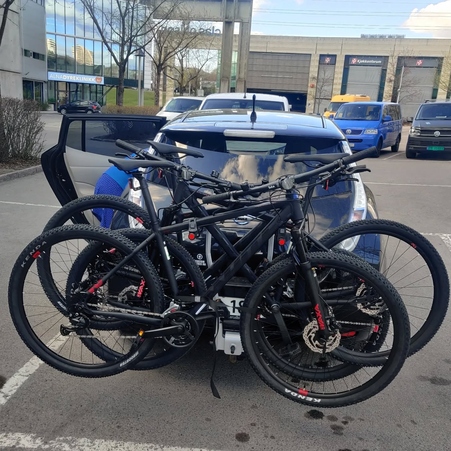 Sykkelsesongen 2022 har kommet og vi fyller opp lagret med nye sykler!
Til tross for at vi er veldig glad i å gjenbruke gamle sykler og gi dem nytt liv som en "ny-brukt" elektrisk sykkel, så liker vi fortsatt å kunne tilby våre kunder mulighet til å få kjøpt en helt ny sykkel, ombygget til el-sykkel.
Du vil neppe finne en tilsvarende el-sykkel utrustet med så gode komponenter som en customebikes bygget el-sykkel, i samme prisklasse.
Ta kontakt for mer info, disse forsvinner nemlig raskt fra lagret!
#whitebikes #whitebicycles
#customebikes.no #customebikes #customelectricbikes #elsykkelkonverting #midtmotor #krankmotor #bafang #bafangmotor #ebikes #elsykkel #elsykkelkit #tongsheng #tsdz2 #m600