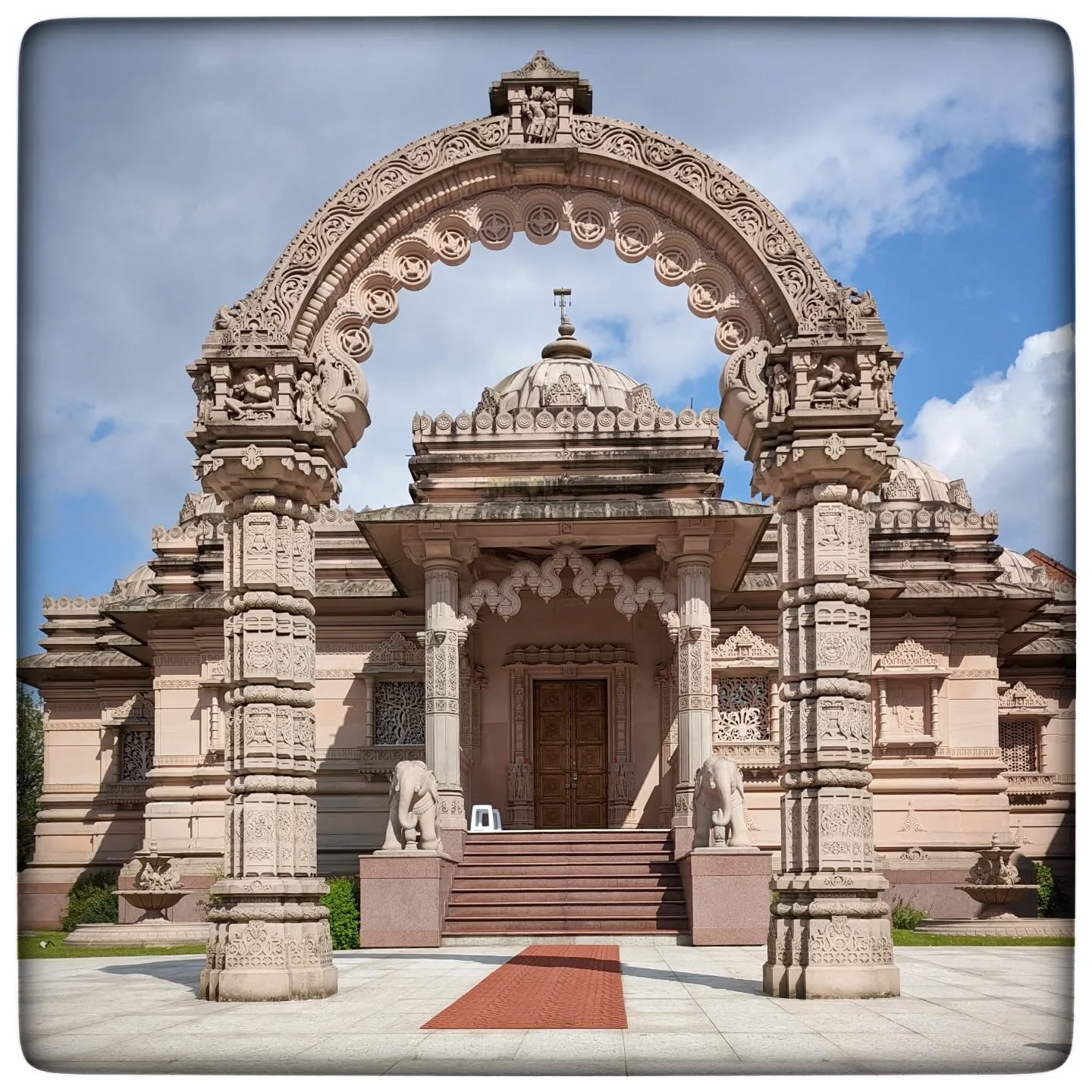 Spotted this absolute joy of a building in West Brom today. Wow.
# bbcmidlands #bbcwestmidlands #igersblackcountry #igersbirmingham #temple #hindu #hindutemple #westbrom #westbromwich