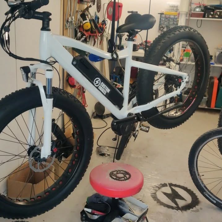 Idag tok vi farvel av enda en Custom "Fatty".
Denne er ekstremt lettkjørt og lekent, har gode 26" 4.0 hjul, en kraftig bafang midt motor på hele 120n.m, innebygget batteri i rammen på 770Wh, fargedisplay og 7 gir. Den er oppgradert med 36t frontdrev for bedre klatring opp fjellet.
God fornøyelse!
#customebikes.no #customebikes #customelectricbikes #customfatty #elsykkelkonverting #midtmotor #krankmotor #bafang #bafangmotor #ebikes #elsykkel #elsykkelkit #tongsheng #tsdz2 #m600