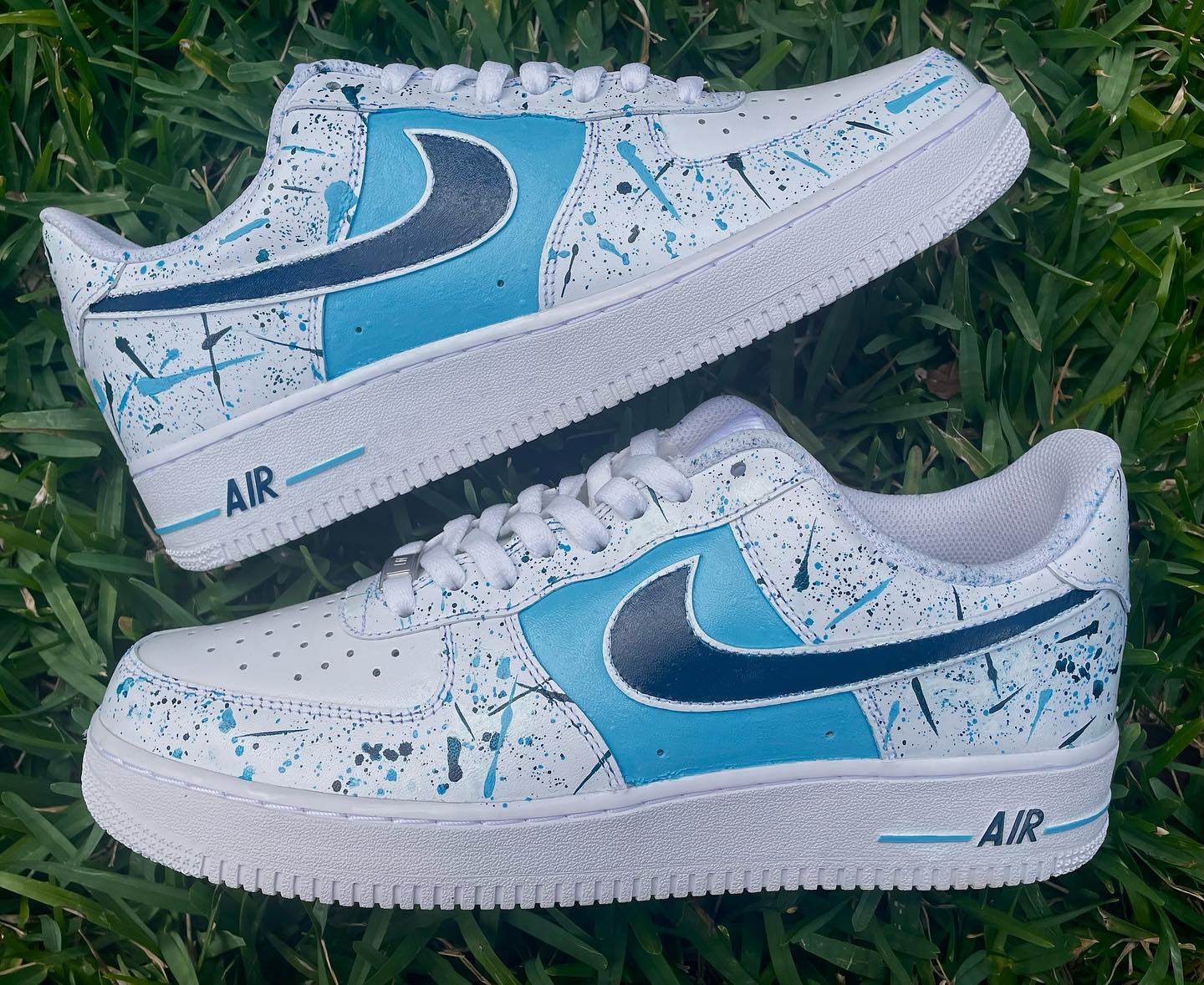 UNC inspired splatter customs!! Go Tar Heels💙
#college #collegecustom #unc #collegeszn #customs #airforce1 #nike #nikeairforce1 #af1 #tailgate #splattercustoms