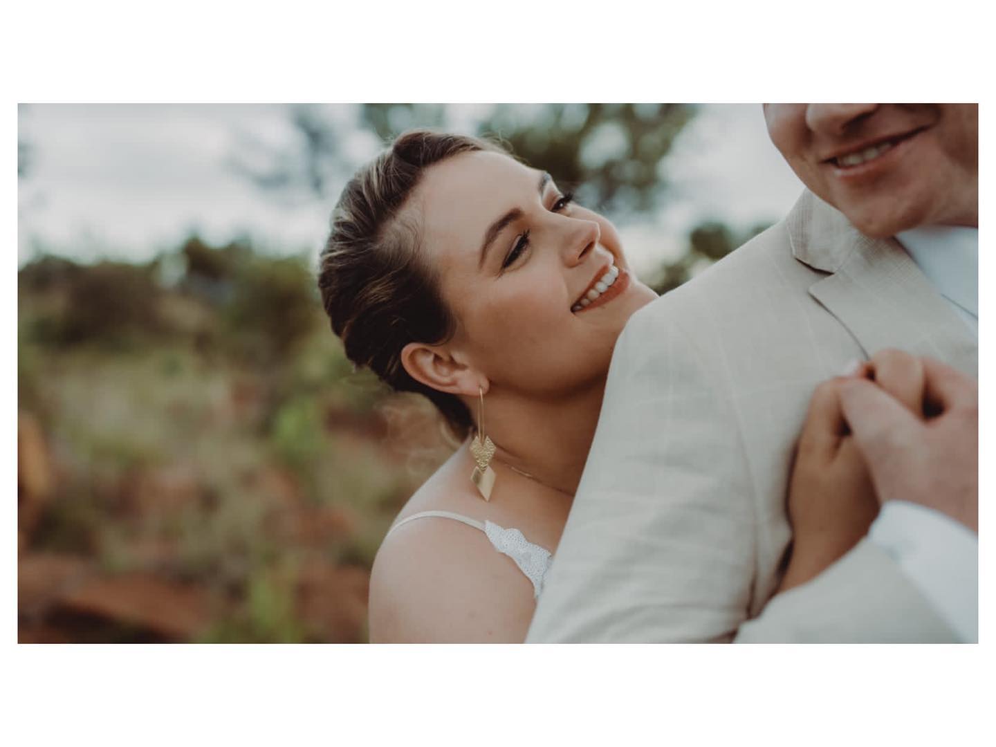 Elana married her dream man on their family farm this weekend in Harties, and she made the most exquisite bride. Hair and makeup by @sarahswoonsmith.
•
Congratulations @elanaboshoff.
#blushingbride #weddingday #makeupartist #bride #bridalmakeup #bridalhair #greenweddingshoes #southafrica