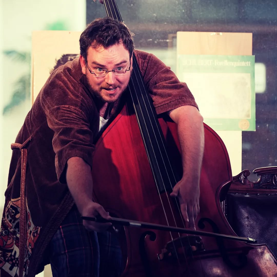 Vielen Dank an alle die am Donnerstag bei meiner Aufführung von "Der Kontrabass" in Wolfratshausen waren. Es war eine wunderbare Aufführung, die nächsten Auftritte sind bereits in Planung.
Vielen Dank auch an @thomasherrmann.photography für die tollen Fotos!
#derkontrabaß #derkontrabass #kontrabass #patricksüskind #patricksuskind #mofliz #theater #einmannstück #wolfratshausen #schwankleck #live #uprightbass