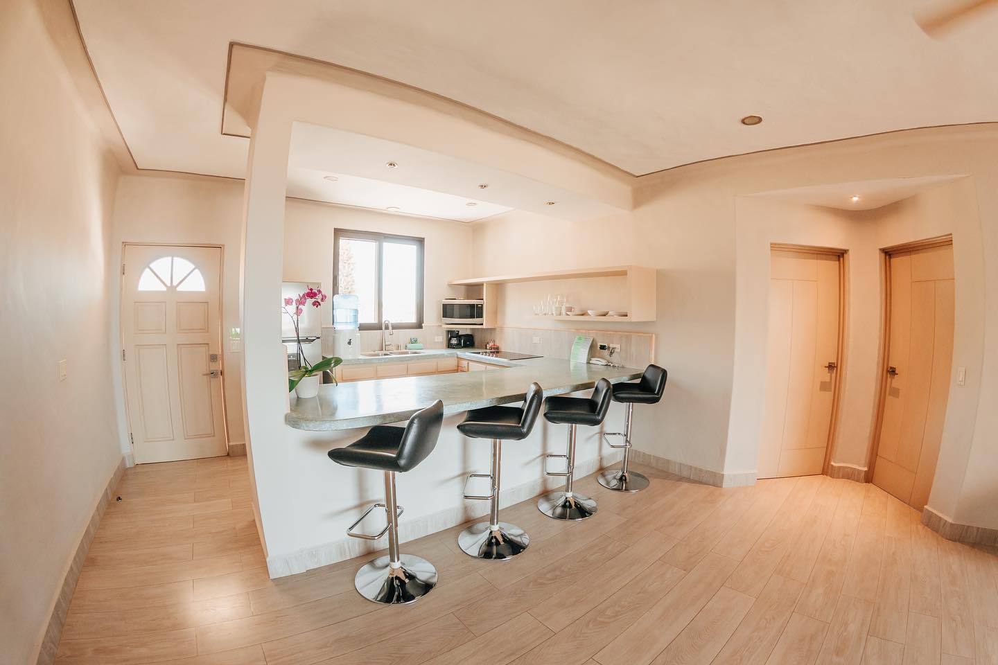 Our beautiful Junior Suites are the perfect accommodation for your upcoming summer travels☀️Equipped with a king sized bed, full kitchen, sofa bed, spacious living room, 2 smart TVs with roku & prepaid netflix , large balconies and last but not least magnificent ocean & city views! Reserve now !
.
.
.
.
.
📸: @celestus_studio
#castilloblarneyinn #cabosanlucas #cabo #cabolife #boutiquehotel #summervibes