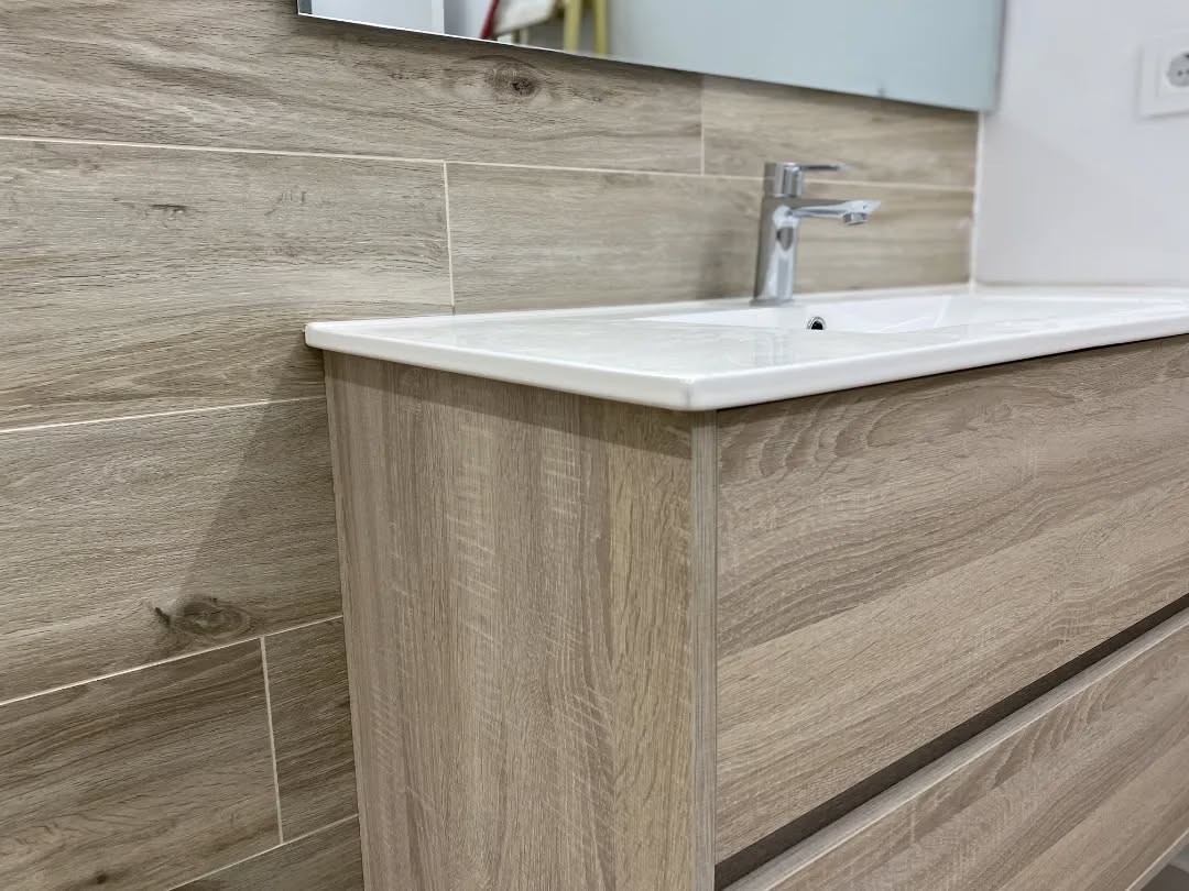 BANY 🚽🚿
Aquí teniu un bany on el paviment puja per la paret, us agrada aquesta continuïtat?
#espaih #bany #reforma #arquitecturainterior #interiordesign #interiorisme