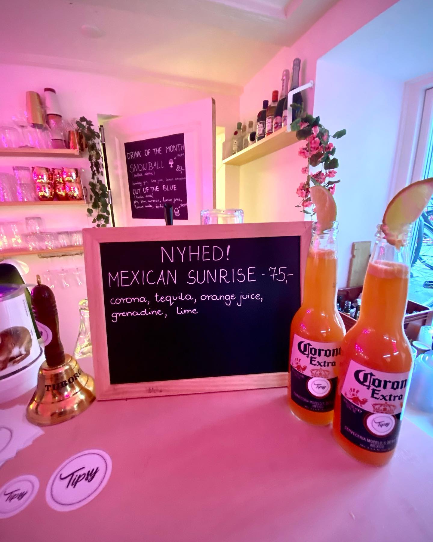 Mmm, the taste of summer 🤤
Come try the “Mexican sunrise” at Tipsy for 75 kr ☀️
#tipsyaarhus #aarhus #tipsy #tipsybartender #summer #tequilasunrise #mexicansunrise #corona