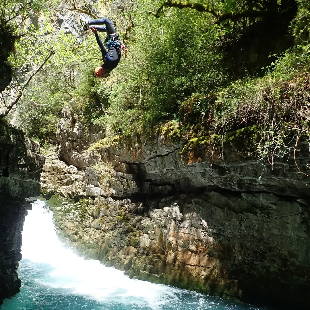 ¡Los mejores guías de barrancos del Pirineo ya vuelan libres por los cañones de Ainsa! 🤘
Visitanos, conócelos y déjate guiar en la capital Europea del barranquismo!💚AINSA💚
.
.
.
.
.
.
.
#ainsa #pyreneeën #ordesa #huesca #pirineos #huescalamagia #barranquismo #canyoning #pyrenees #aragon
