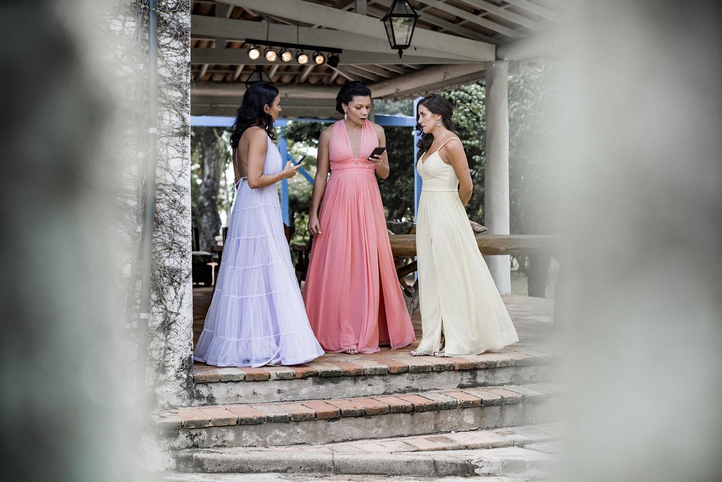 My very first wedding 💒 in Brasil. Very different from what I have experienced so far. There are basically two different agenda points:
- the ceremony
- the party
That’s it. #wedding #brasil #love #weddingphotography