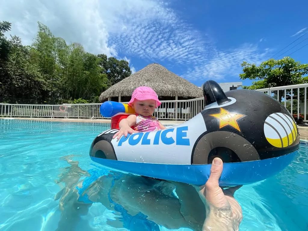 ❣️Ven a visitar Casa Muner Melgar con tu familia o amigos, tendras un ambiente privado, divertido y tranquilo.
👉Haz tus reservas en www.casa.muner.com.co o al 3145973094.
🏠Tenemos excelentes precios.
.
#casamuner #casadelujo #bogota #melgar #tolima #vacaciones #muner