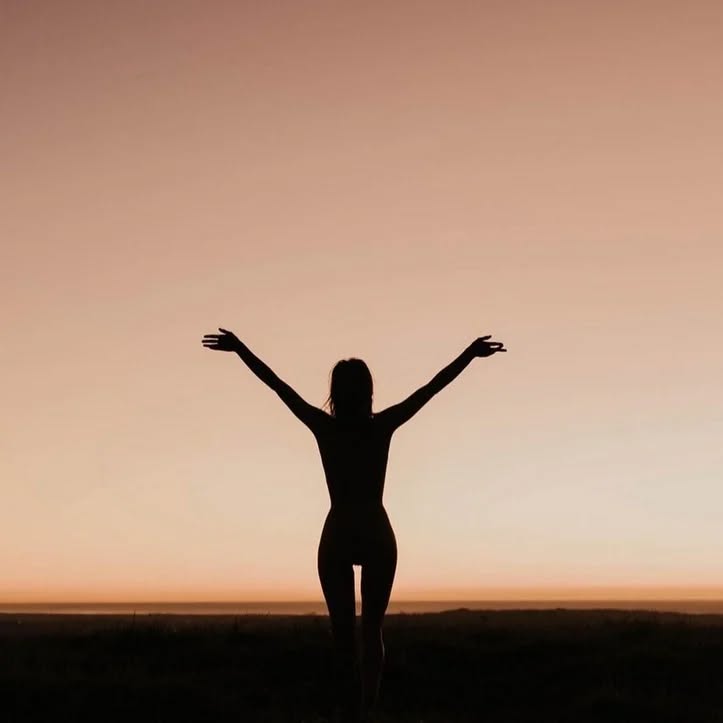 Croire en soi est indispensable à notre bien être. Oui, mais qui n’a jamais connu une baisse de confiance ?
- Mauvaises expériences
- Peur de la critique
- Sentiment d’infériorité (syndrome de l’imposteur)
- Incapacité à s’affirmer
- Perfectionnisme
- Culpabilité
Le manque de confiance en soi peut générer beaucoup de stress et engendrer un mal-être. Un stress capable d’anéantir tous nos efforts et nous empêcher d’atteindre nos objectifs.
De plus, tous les domaines de notre vie et de notre quotidien peuvent en être affectés, que ce soit dans la sphère personnelle ou professionnelle.
C’est un blocage qui nous empêche d’agir et nous distille des pensées dévalorisantes et négatives.
Le bonheur ou le succès sont parfois à portée de main, mais, faute d’avoir la confiance nécessaire en notre capacité de réussite, nous les laissons filer.
La sophrologie aide à repérer et à maitriser les ressources et capacités qui sont en vous. Il s’agit d’activer le positif au niveau physique et mental mais aussi dans la relation avec les autres.
- Évacuer les blocages
- Mobiliser ses capacités
- Vaincre la peur de l’échec
- Renforcer l’estime de soi
- Dépasser ces croyances limitantes.
Avoir confiance en soi pour aller de l’avant, cela s’apprend. Pour réaliser ses rêves, se sentir bien au quotidien, oser faire et dire ce que l’on veut et réussir !
La sophrologie est une méthode efficace et reconnue pour la développer.
🌸
#sophrologie #sophrologue #sophro #sophroparis #gestiondesemotions #therapeute #therapiebreve #pleineconscience #gestiondustress #prisedenote #relaxation #psychocorporel #therapiepsychocorporelle #confiance #confianceensoi #croireensoi #guérison #paix #bhfyp #relaxationdynamique #paixinterieure #bienetre #mieuxvivre #bienveillance #mieuxdormir #concentration #serecentrer #memoire #fairelevide #canalisersespensées