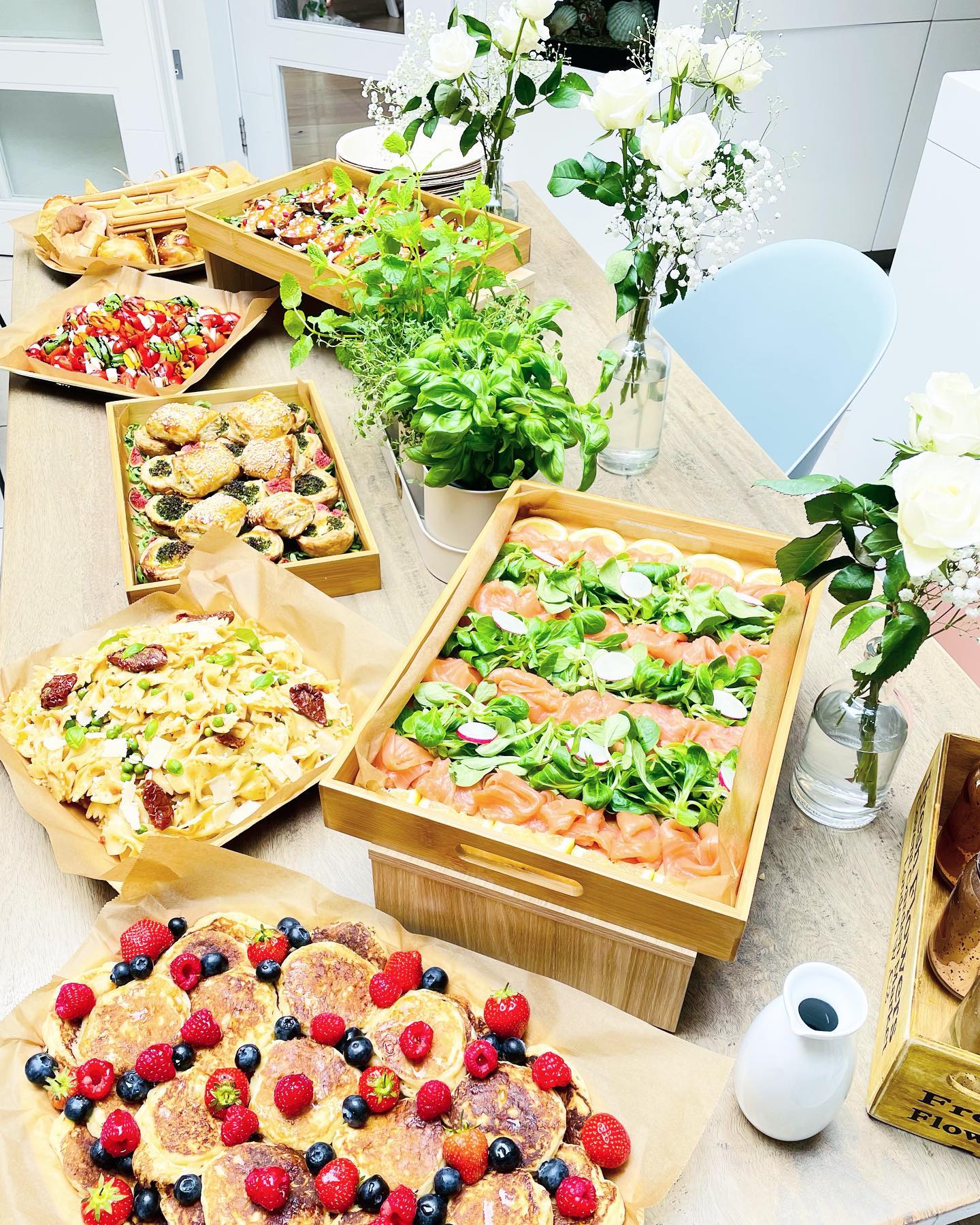 Brunch Buffet
Celebrating a lovely girl’s 14th birthday
#buffet #colourfulfood #birthdaybrunch #pancakes #smokedsalmonboard #pastasalad #quiche #bourekas #tomatomozzarella #sweetpotatoes #breadselection #koshercateringlondon