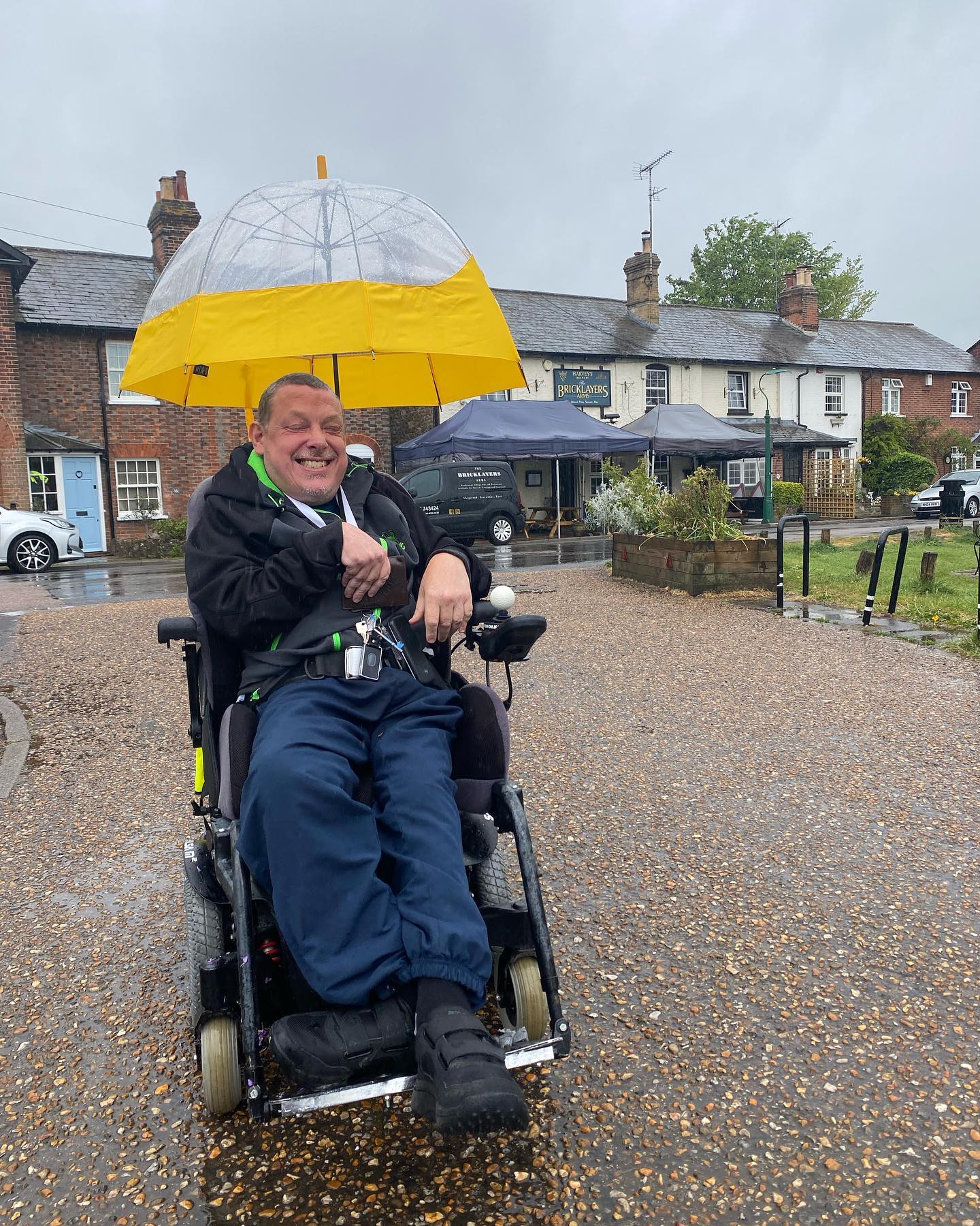 Great to catch up with Barry yesterday, I think we have known each other for nearly 30 years! He used to come up to the fun day at Farmers Pub where I started my career in pubs and he was one of my first customers through the door when I started at the Bricks over 14 years ago! We always have a laugh (despite the weather!)over a cheeky pint of Guinness (or half in my case!) ❤️🍺 #mates #goodtimes #publife #villagelife #memories @harveysbrewery @leonardcheshire