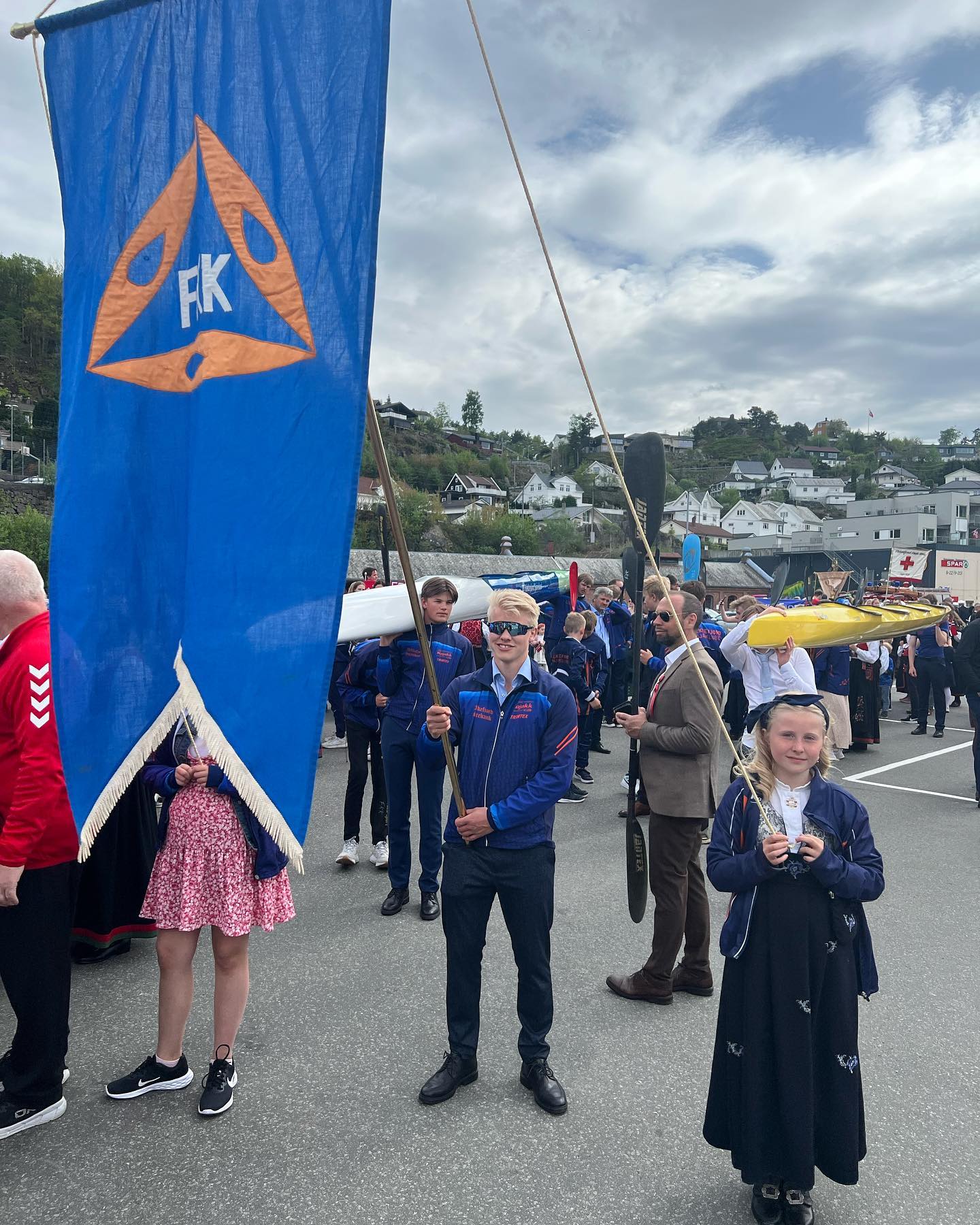 Gratulerer med dagen🇳🇴🇳🇴🇳🇴 Flekkefjord kajakklubb var selvfølgelig med å årets folketog. Vi benyttet anledningen til å vise fram vår splitter nye K4. Tusen takk til Flekkefjord Sparebank for gaven. K4-en er selvfølgelig i banken sine farger #flekkefjordsparebank #hovedsponsor #gaveutdeling #flekkefjordkajakklubb #17mai @flekkefjordsparebank