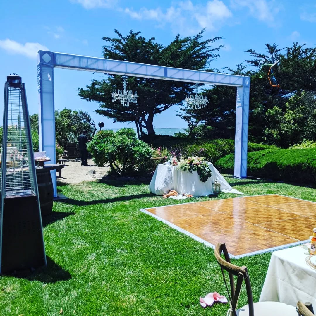 #Tbt to last year, a lovely wedding in #halfmoonbay when events were just starting to come back. Now, so it's so busy I can hardly remember to take pictures at events!! Great to see everyone working and celebrating again.