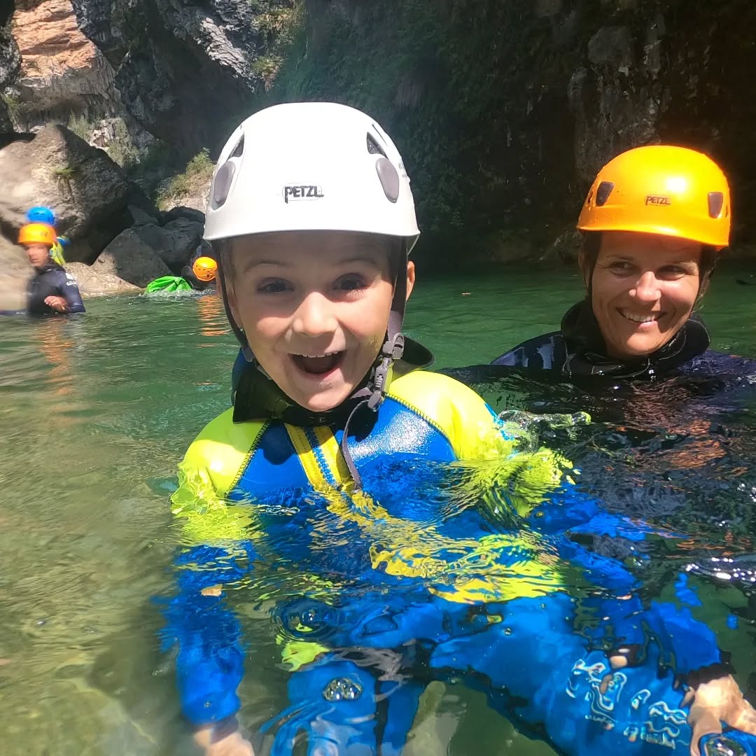 Barranquismo familiar en Ainsa. 👨👩👧👧💚.
Estas temperaturas tan veraniegas nos hacen recordar que las vacaciones están a la vuelta de la esquina, y a todos nos apetece compartir aventuras con los más pequeños de la casa.
Los más previsores ya han comenzado a reservar su actividad familiar con nosotros, saben que va a ser la actividad estrella de las vacaciones. ¡No esperes hasta el último día para llamar! Las plazas son limitadas.
Os esperamos en Ainsa, donde se encuentran los mejores barrancos de España para hacer con niños.
Y si el barranquismo te parece poco no te pierdas nuestra oferta de actividades de aventura familiar: rafting, kayak, vias ferratas...
Reservas: www.wearecanyoneers.com
#ainsa #ordesa #boltaña
#huesca #pirineos #aragon #barranquismo #huescalamagia
#sobrarbe #canyoning