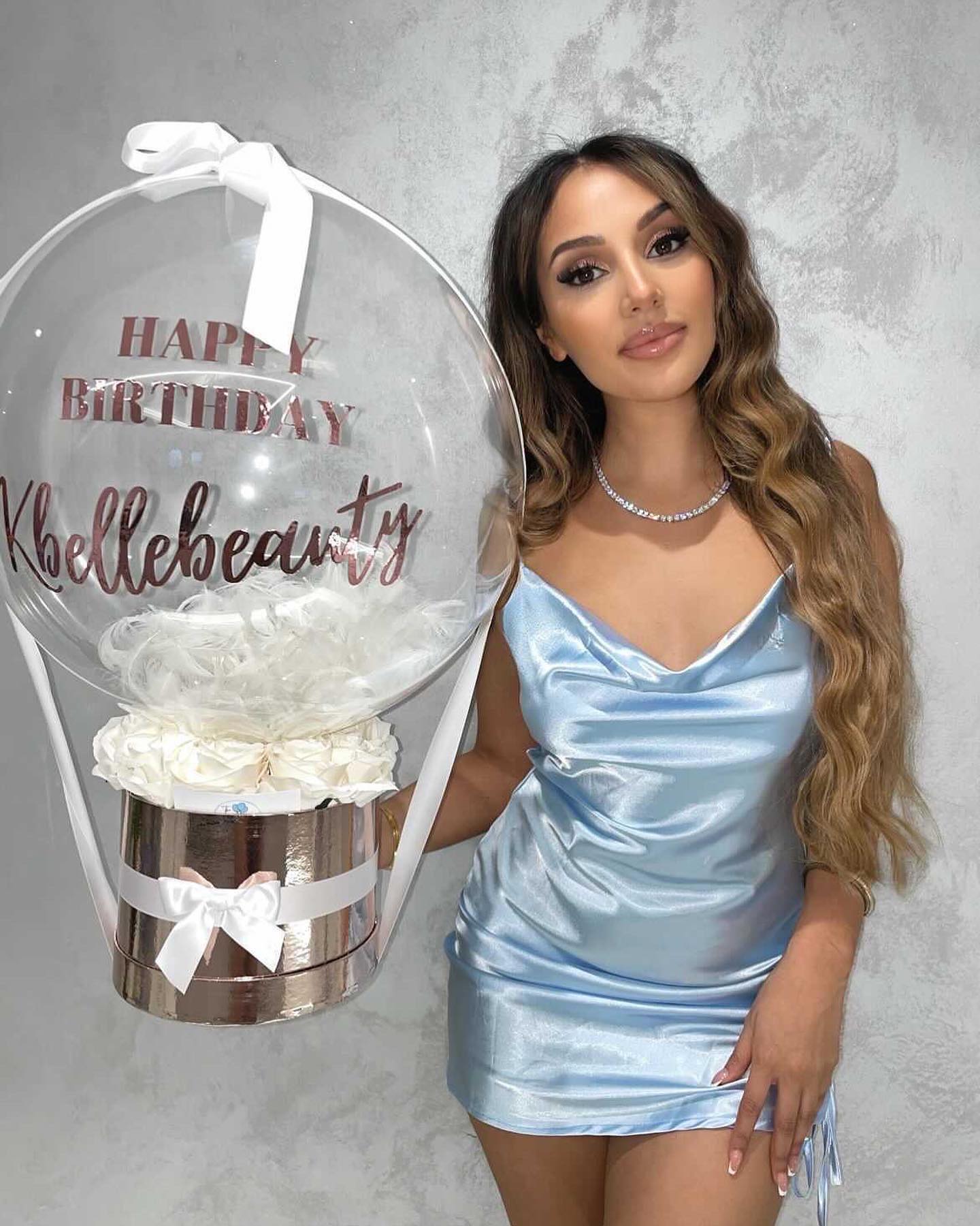The stunning @kbellebeauty with our floral balloon bouquet 💐🤍DM us now to order yours!
.
.
.
.
.
#bubbleballoons#balloons#babyshower#baby#birth#celebration#gift#party#celebrationgift#baby#ballooninabox#present#lockdownpresent#ballooninabox#birthdaypresent#ordernow#happybirthday#anniversary#celebrate#buckinghamshire#mothersday#ordernow#balloonarch#balloonframe#balloonbirthdaydecor