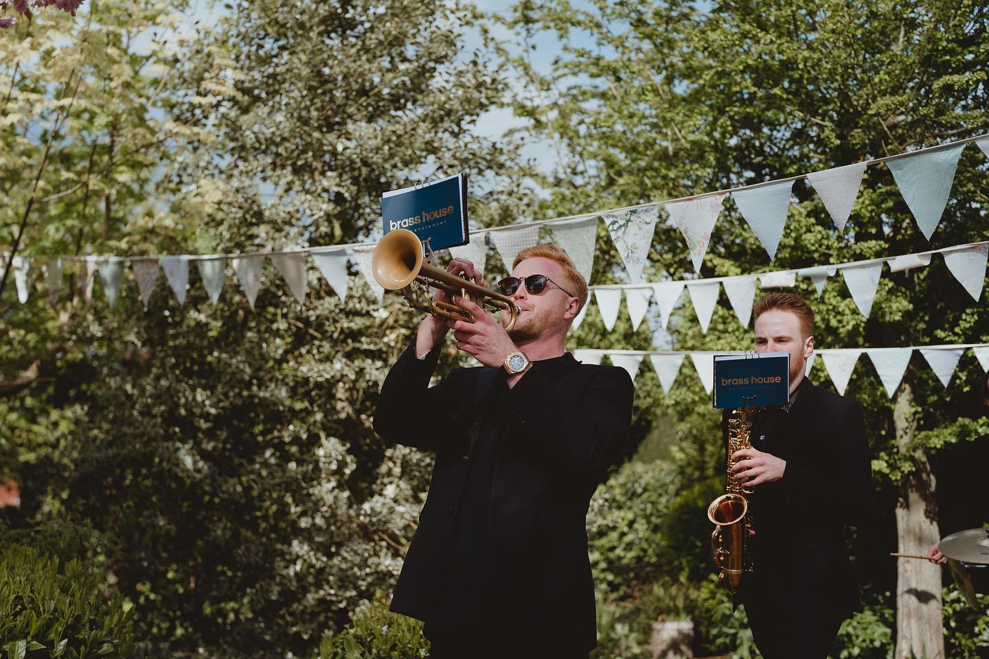 A garden wedding 😍
📸the incredible @georgiarachaelphotography
.
.
.
#TheLondonStrollers #RoamingBand #BrassBand #StrollingBand #LuxuryEvents #Wedding #LuxuryWedding #InternationalBand #DestinationWedding #Musician #London #EventProf