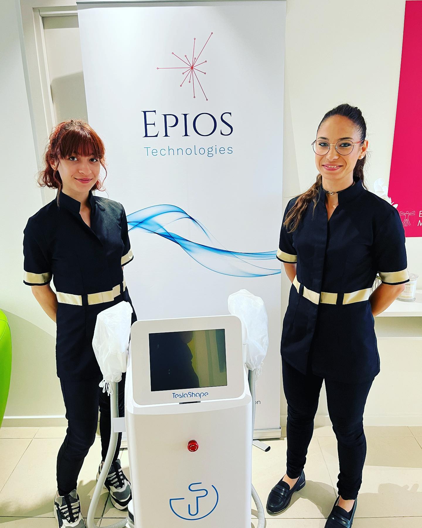 Merci au Docteur Rolland ainsi que ces deux filles et leur centre Émeraude de nous avoir fait confiance pour l’équipement de leur centre.
Elles disposeront de l’une de nos Teslashape ainsi que de nos lumières @dteclightingsystems.
Merci à elles ☺️
#epiostechnologies#ems#teslashape#shape#musculation#electrostimulationmusculaire