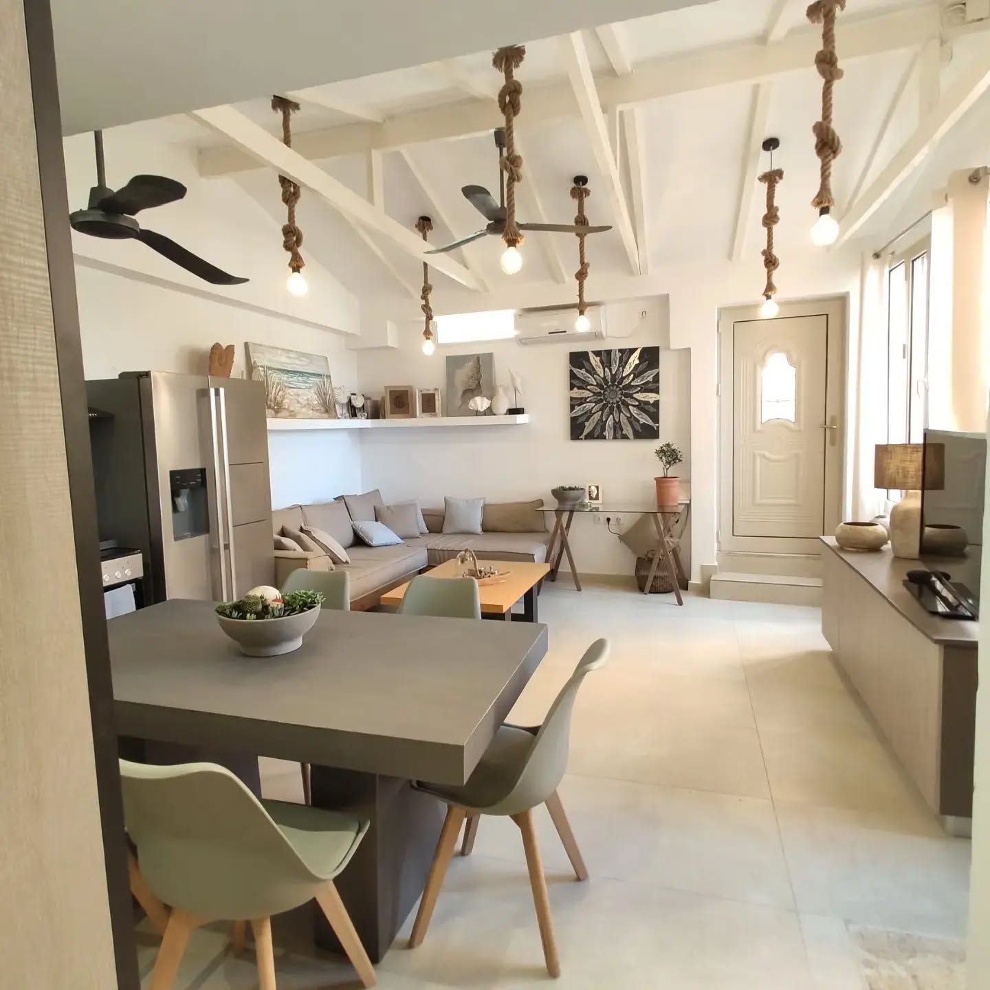 A cozy and relaxing apartment by the sea is waiting for you.