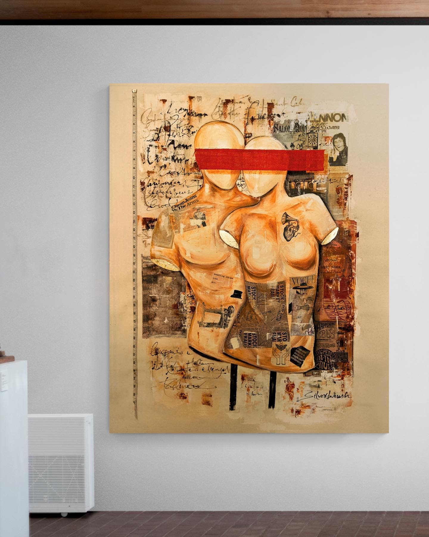 Our work 'The Mannequins' is a vintage themed mixed media painting on canvas for the fashion brand Roedeer London Clothing in Georgia. The moodboard was vintage fashion of the early 80's in London, and hence the origination of the concept of Mannequins which are the canvases to great fashion statements ever made.
#silverbrushstudio #canvaspaintings #art #artonwall #artistsoninstagram #mixedmediapainting #fashion #statement #artcollection #mannequin