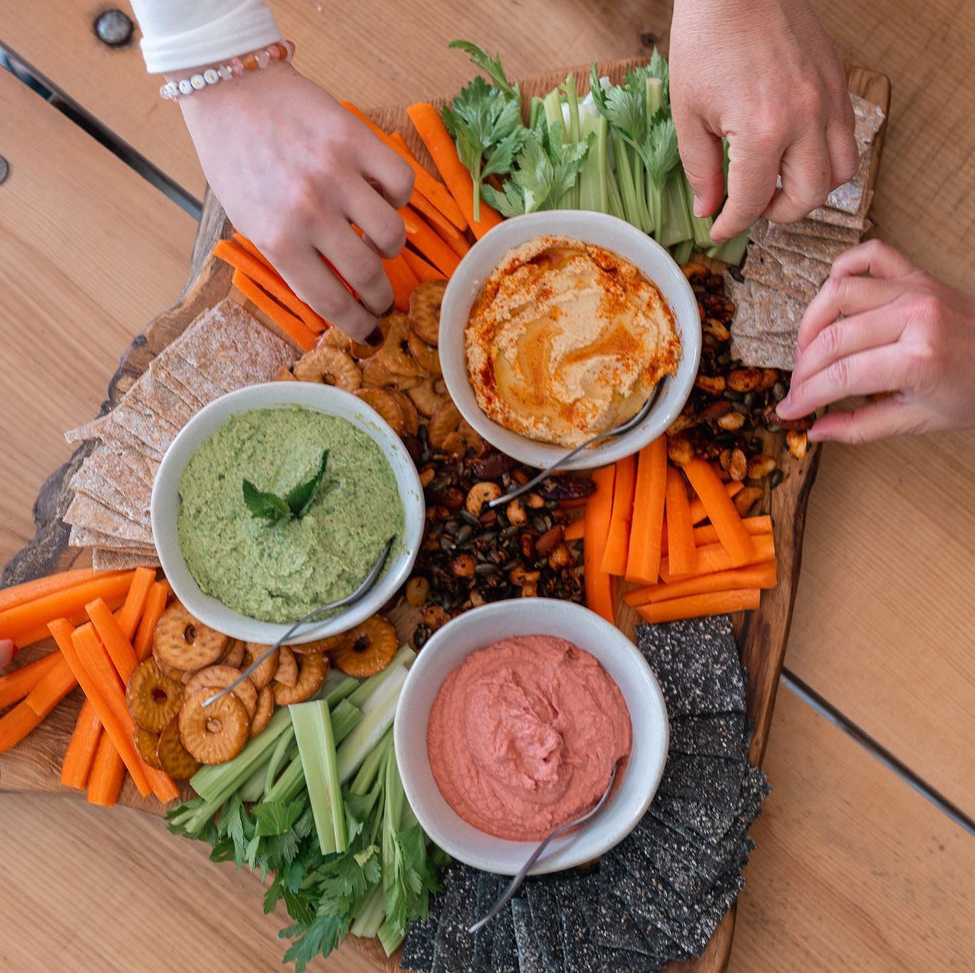 Sharing is caring. Obvs!
Home-made hummus 3 ways: classic, beetroot, pea and mint served with my favourite spicy nuts, veggies and crackers
๐งก๐๐
๐ธ by @iamtimchung