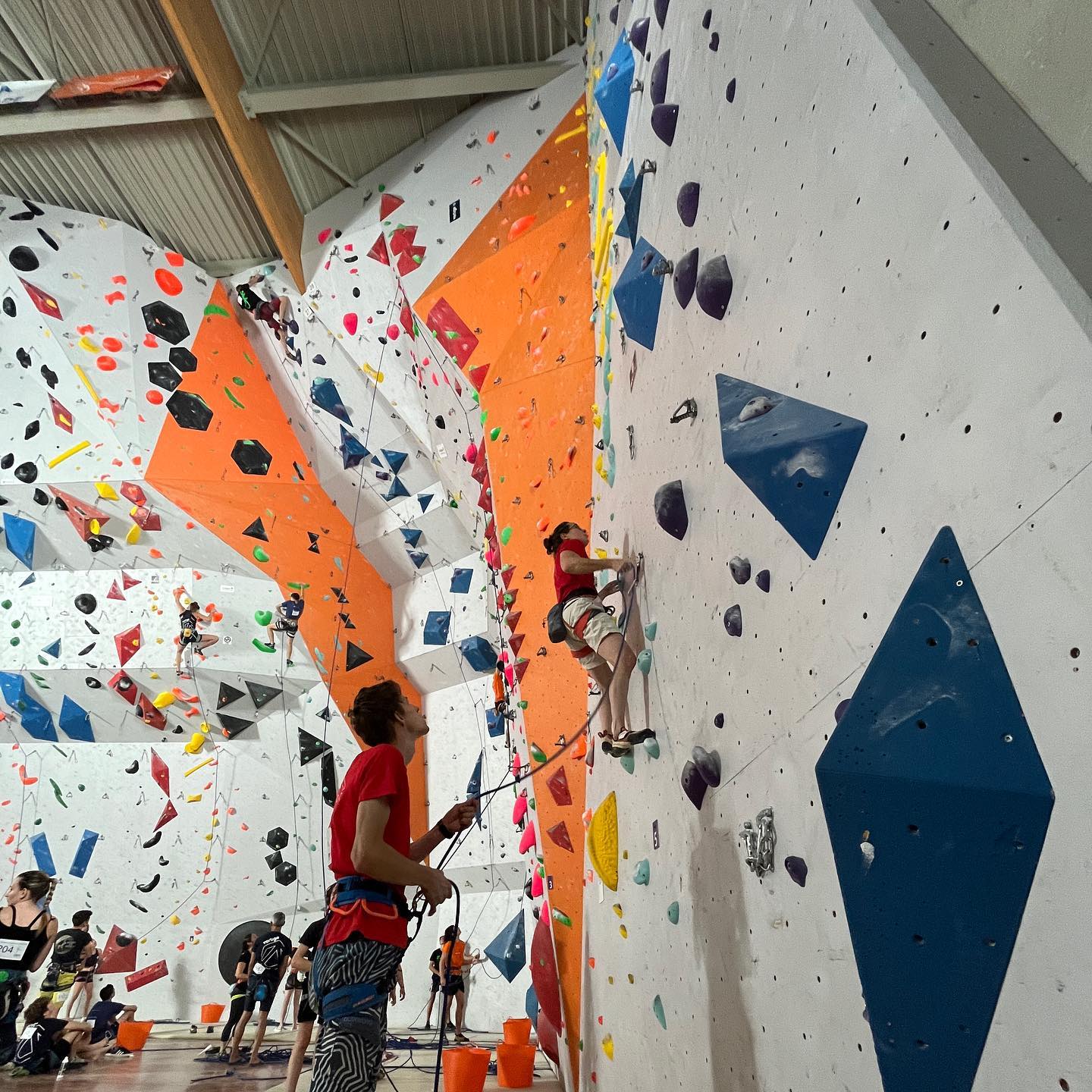 Une étape de plus au compteur : l’étape régionale sur le mur du club @vertige_escalade le week-end dernier fut un bon moment pour les grimpeurs d’Ain Roc ! 💪
Entre grosse chaleur et bons combats, plusieurs grimpeurs sont allés en finale et le club a obtenu une médaille d’or grâce à sa présidente 🚀
A quand la prochaine ?? 🔥
#climbing #lead #arnas #ain #roc #power