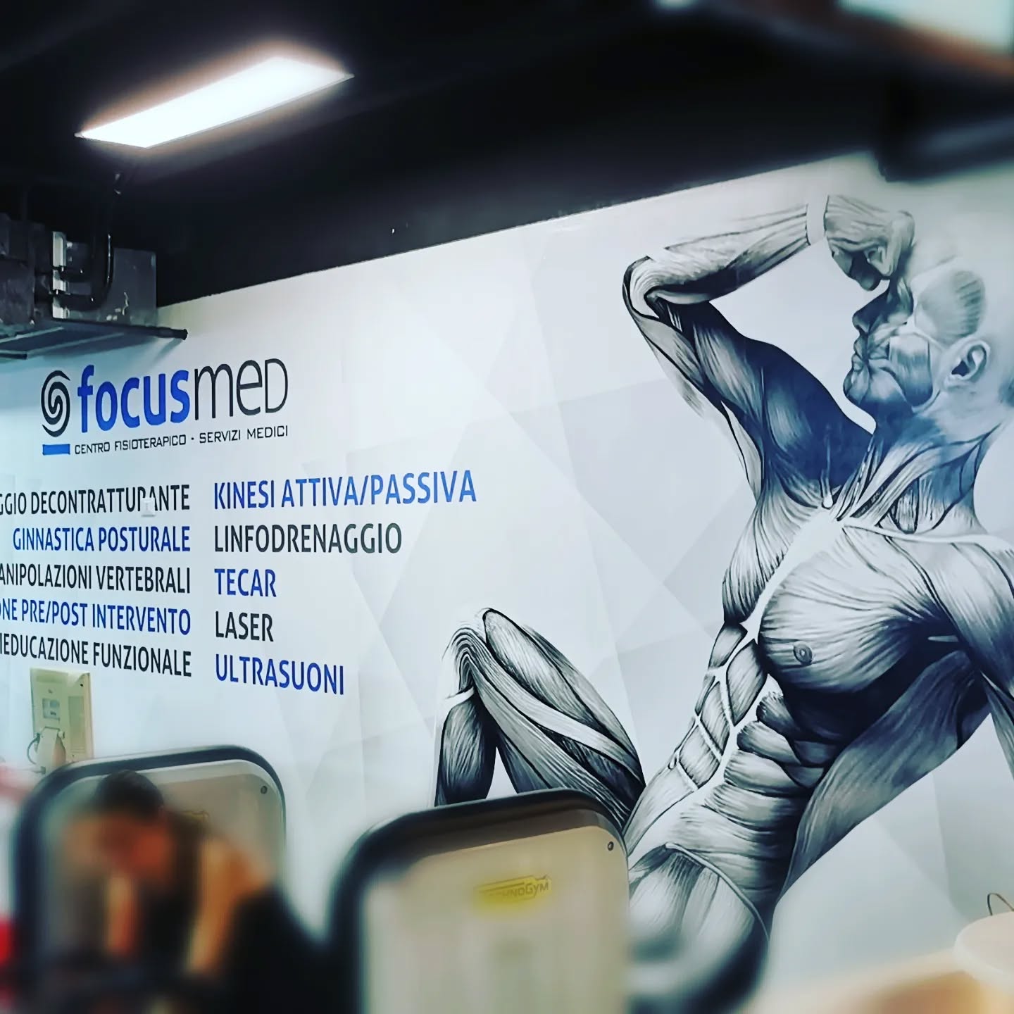 Cliente: @focus.fit.centro , FocusMED
.
Lavoro: rivestimento parete per la promozione del centro medico fisioterapia.
.
Materiale: carta blueback.
.
#cartedaparati
#grafica
#interiordesign
#fitness
#fisioterapia
#wellness
#gym