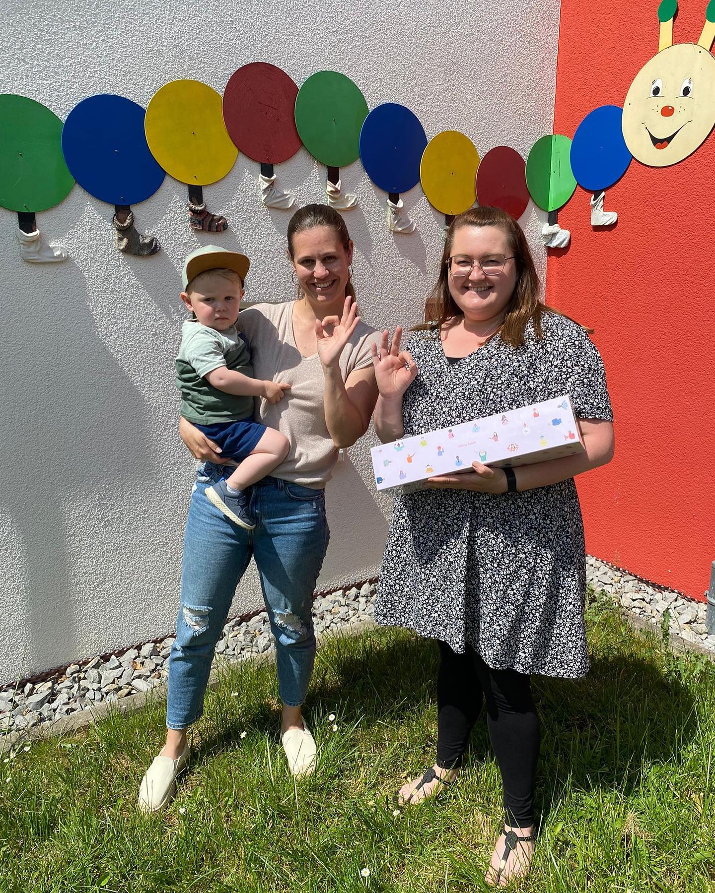 đ¤ Um ehrlich zu sein, wir haben das auch erst spät gecheckt, eigentlich erst nachdem wir aus der Schule drauĂen waren, aber Inklusion beginnt schon im Kindergarten. Kinder mit einer Behinderung sollten die gleichen Chancen haben wie Kinder ohne eine Behinderung. Darum finden wir, dass Kitas die Mittel haben sollen, die Individualität zu fĂśrdern um die Gemeinschaft zu stärken.
Denn es ist normal, verschieden zu sein! đĽł
Aus diesem Grund haben wir 4 Kindergärten aus der Umgebung mit @talkinghands_flipbooks versorgt:
đKindernest Nord-West Pfedelbach
đKindergarten Windischenbach
đKinderhaus Dimbach
đKindergarten âTausendfĂźĂlerâ Schwabbach
Die Daumenkinos sollen spielerisch die Gebärdensprache und somit die Gemeinschaft fĂśrdern. Kaum Ăźbergeben, packten die Kids schon alle aus und probierten sich aus. Wir hoffen die Kids haben zukĂźnftig viel SpaĂ damit. đ¤
#inklusion #daumenkino #vielfalt #gebärdensprache #mensch-united #kindergarten #gemeinschaft