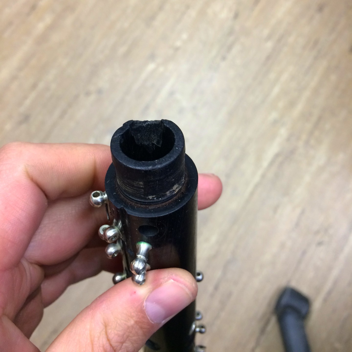 Durch intensive Nutzung und fehlende Holzpflege ist bei dieser Klarinette der untere Zapfen des Oberstücks ausgebrochen. Der beschädigte Zapfen wurde in meiner Werkstatt entfernt und ein neuer Zapfen aus Grenadillholz gefertigt, auf das Unterstück angepasst und mit dem Oberstück professionell verklebt.
#klarinette #holzblasinstrumente #holzblasinstrumentenmacher #kunsthandwerk #clarinetrepair #clarinet #woodwindrepair #klarinette #berlin #klarinettendoktor #woodwinds #neukölln