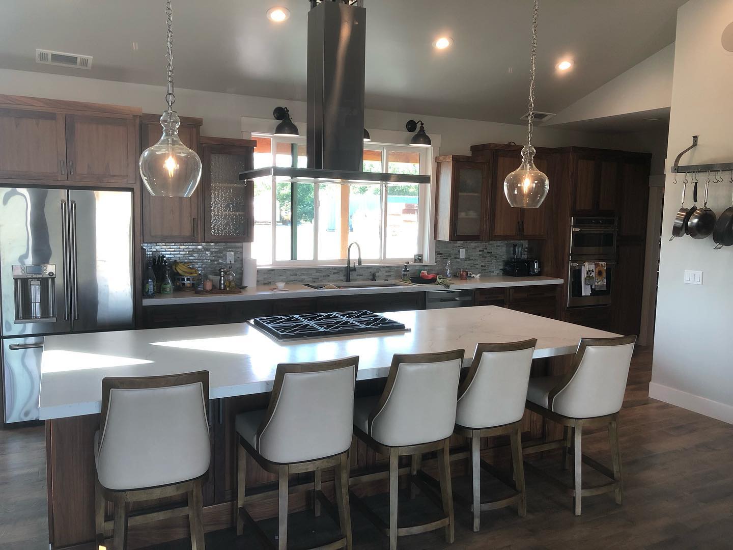 Beautiful countertops throughout this home featuring a seamless kitchen for @smoff76 #concretecountertops #concretedesign #concretesinks #concretekitchen #kitchendesign #dustycrete #handmade #interiordesign #newbuild #oneofakind #bergstromconcretedesigns